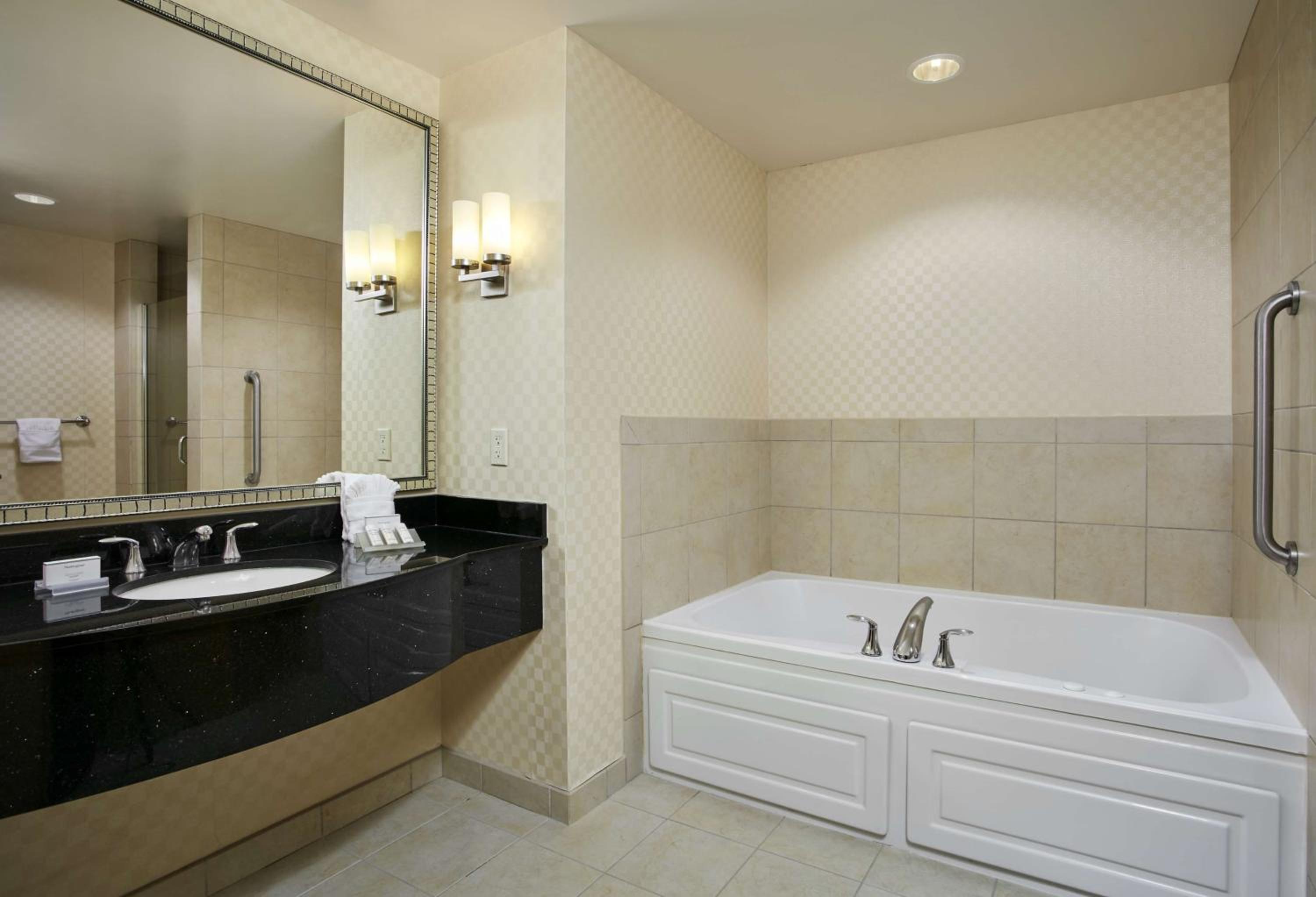 King Suite with Whirlpool - Photo 5
