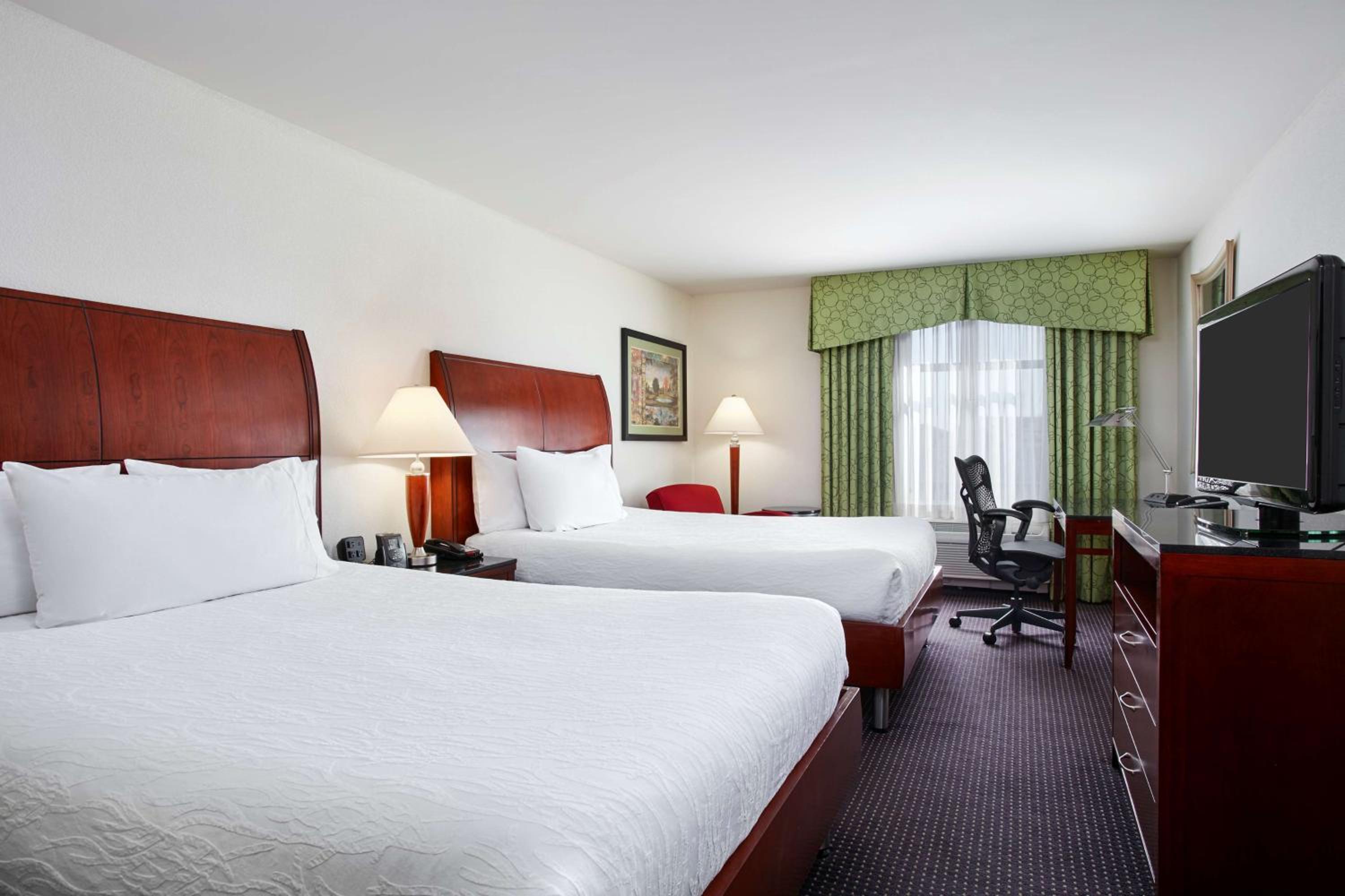 Queen Room with Two Queen Beds - Photo 2