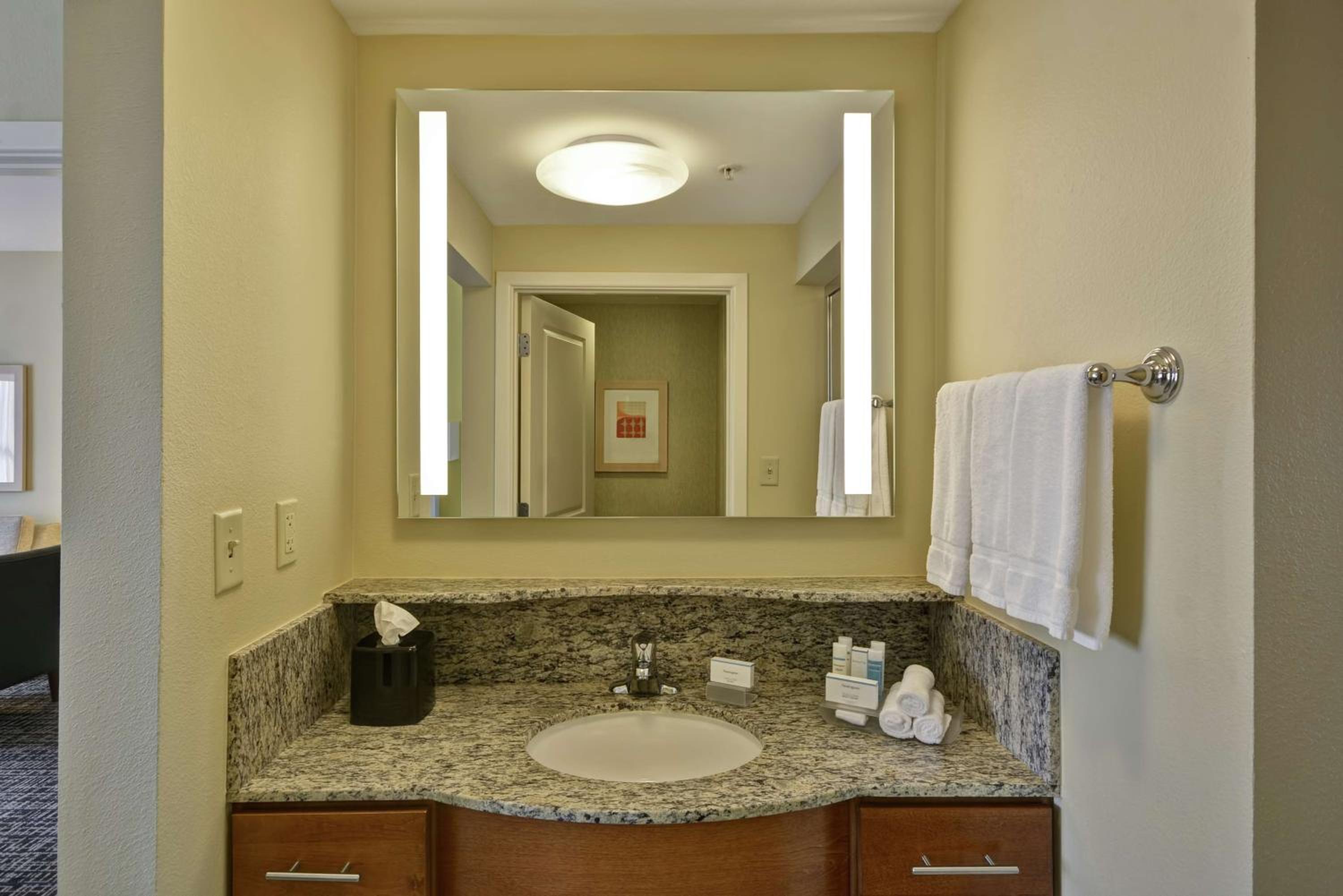 One-Bedroom Queen Suite with Two Queen Beds - Non-Smoking - Photo 2