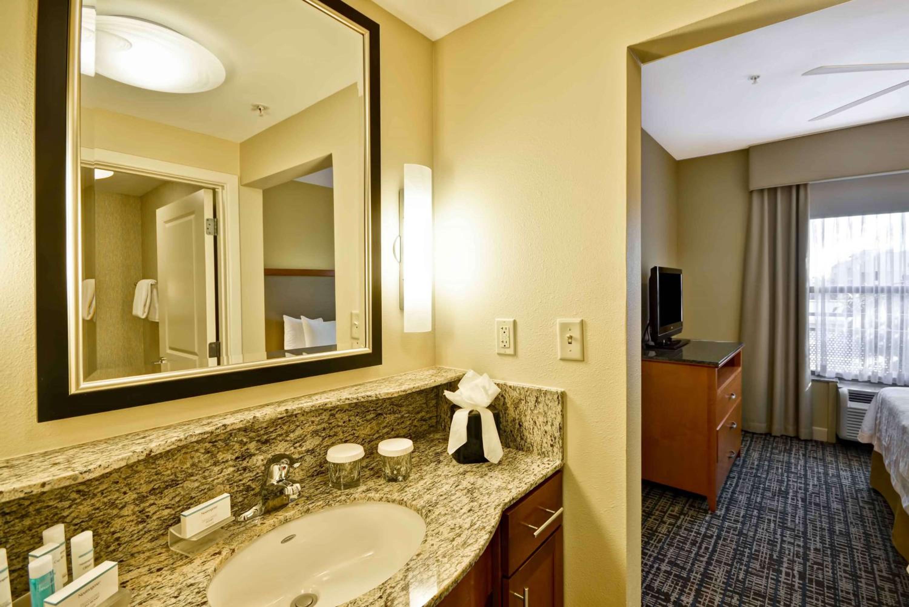Two Bedroom Suite with One King and Two Queen Beds - Non-Smoking - Photo 3