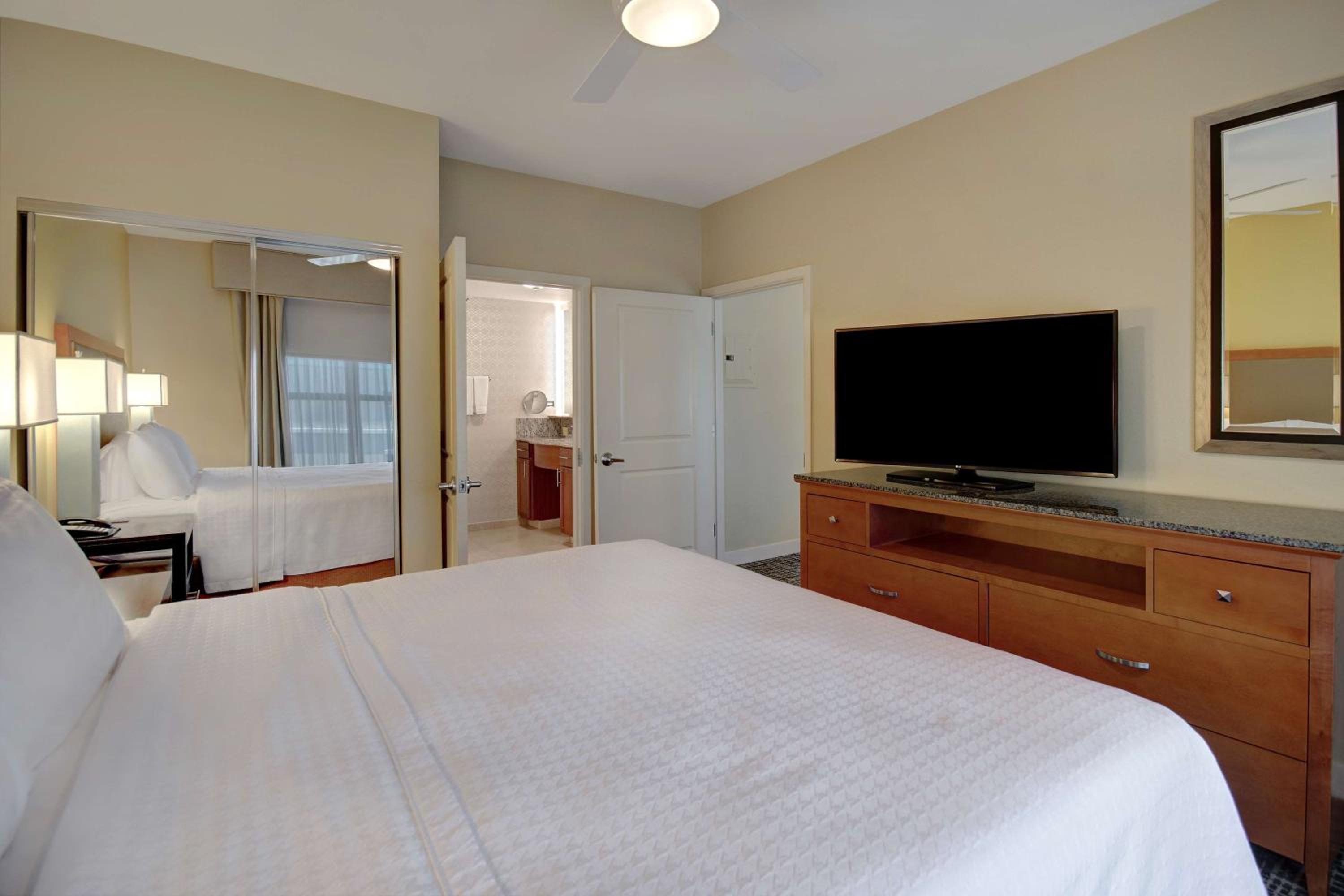Non-Smoking Larger King Suite - Photo 1