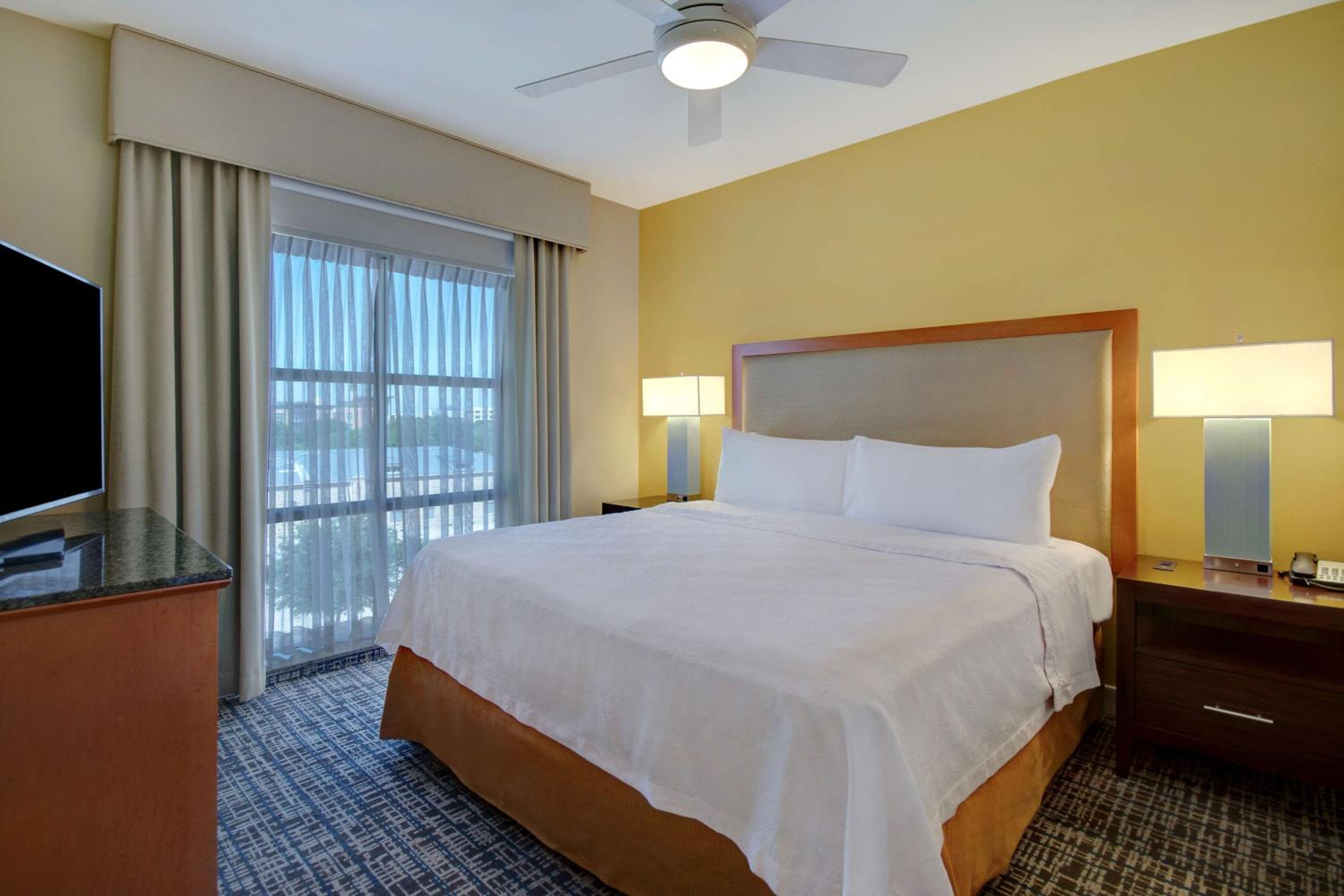 Non-Smoking Larger King Suite - Photo 2
