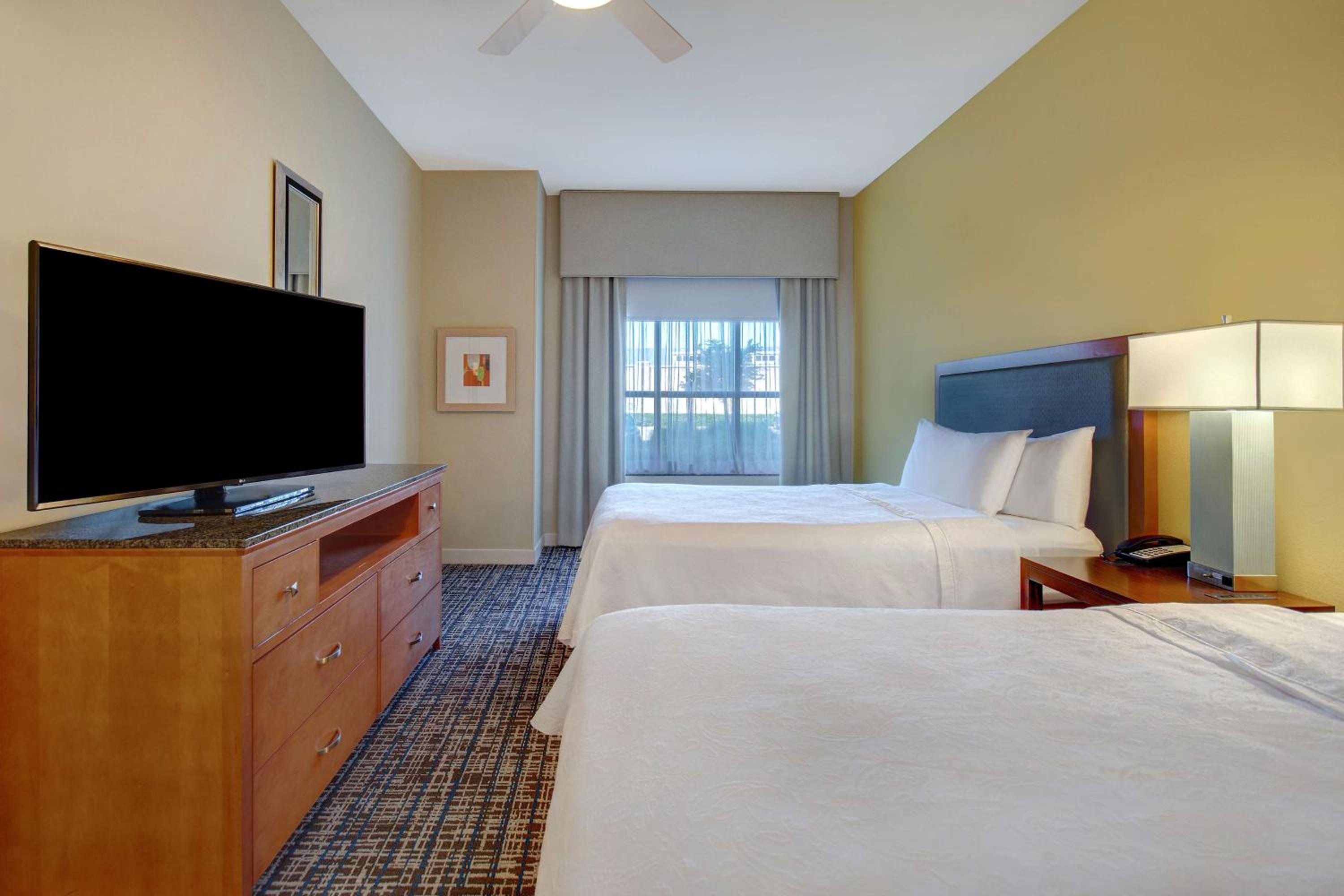 One-Bedroom Queen Suite with Two Queen Beds - Non-Smoking - Photo 6