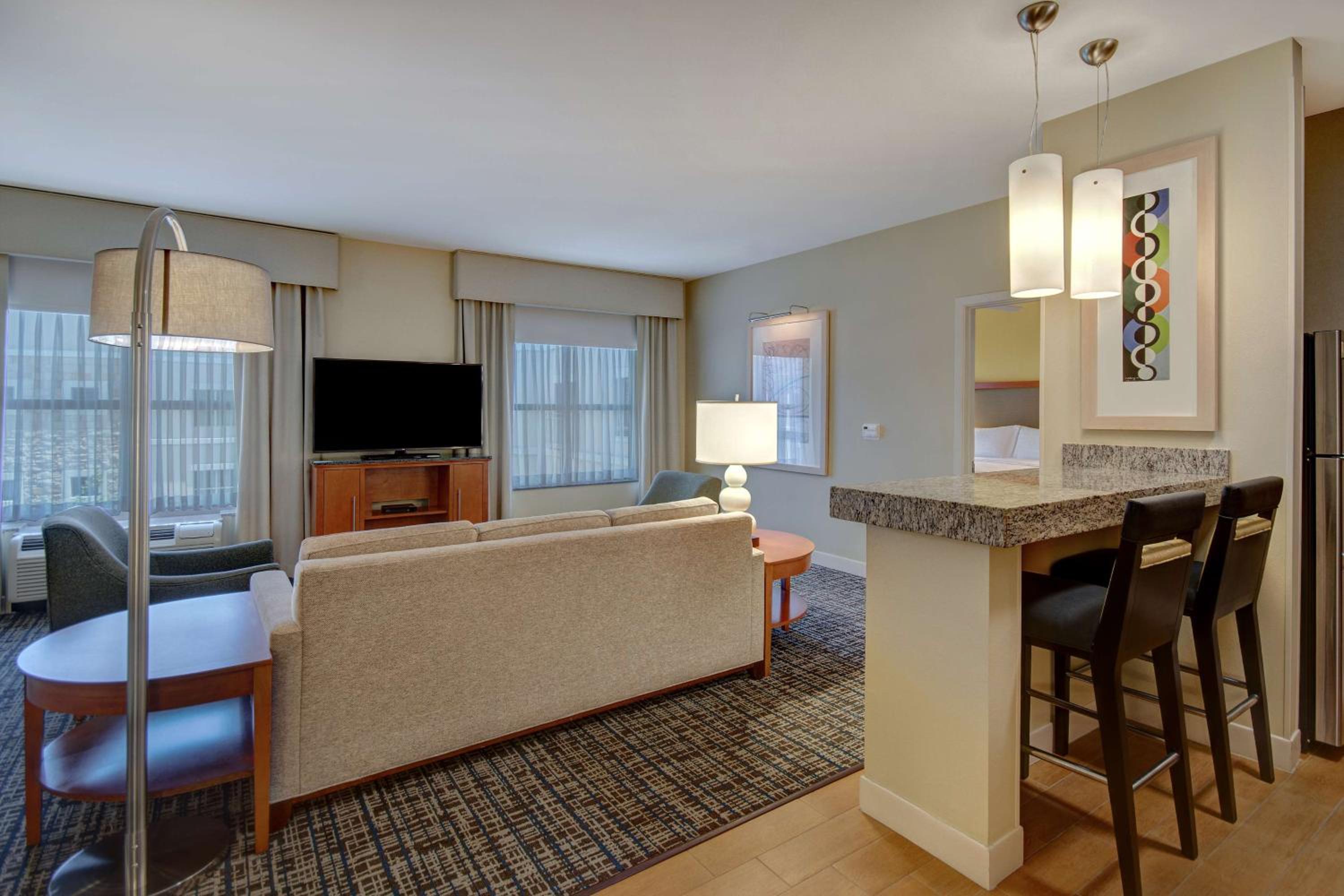 Non-Smoking Larger King Suite - Photo 4