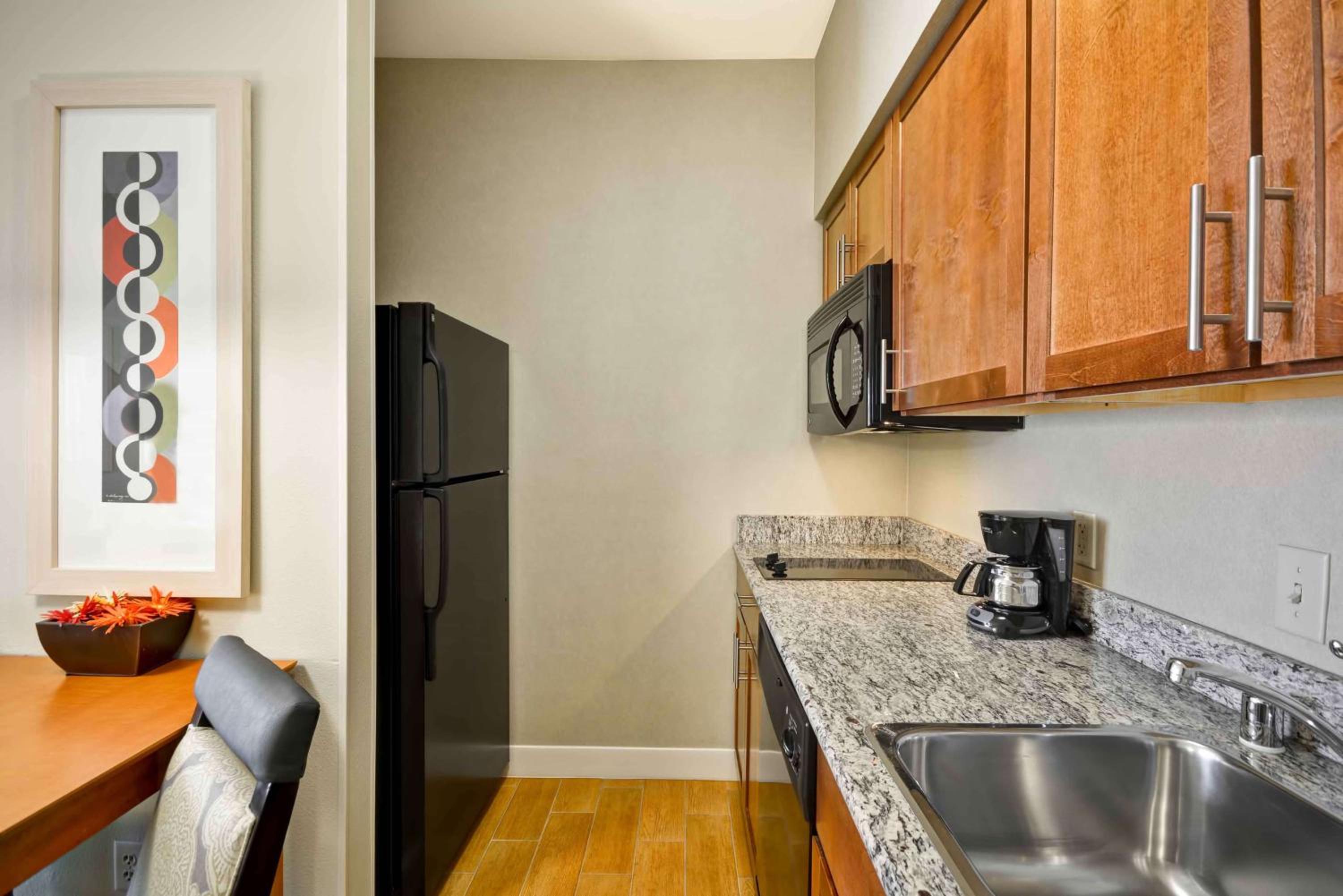 One-Bedroom King Suite - Non-Smoking - Photo 7