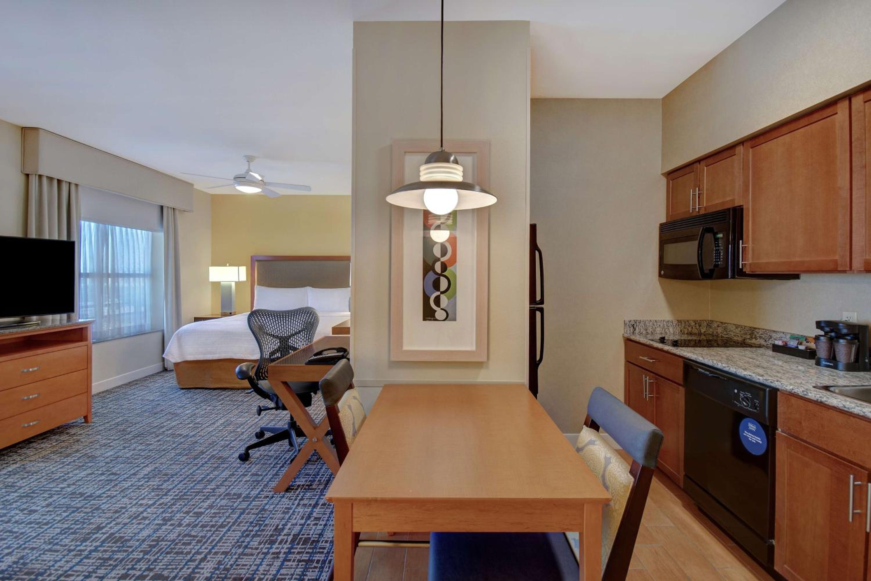 King Studio Suite - Non-Smoking - Photo 3