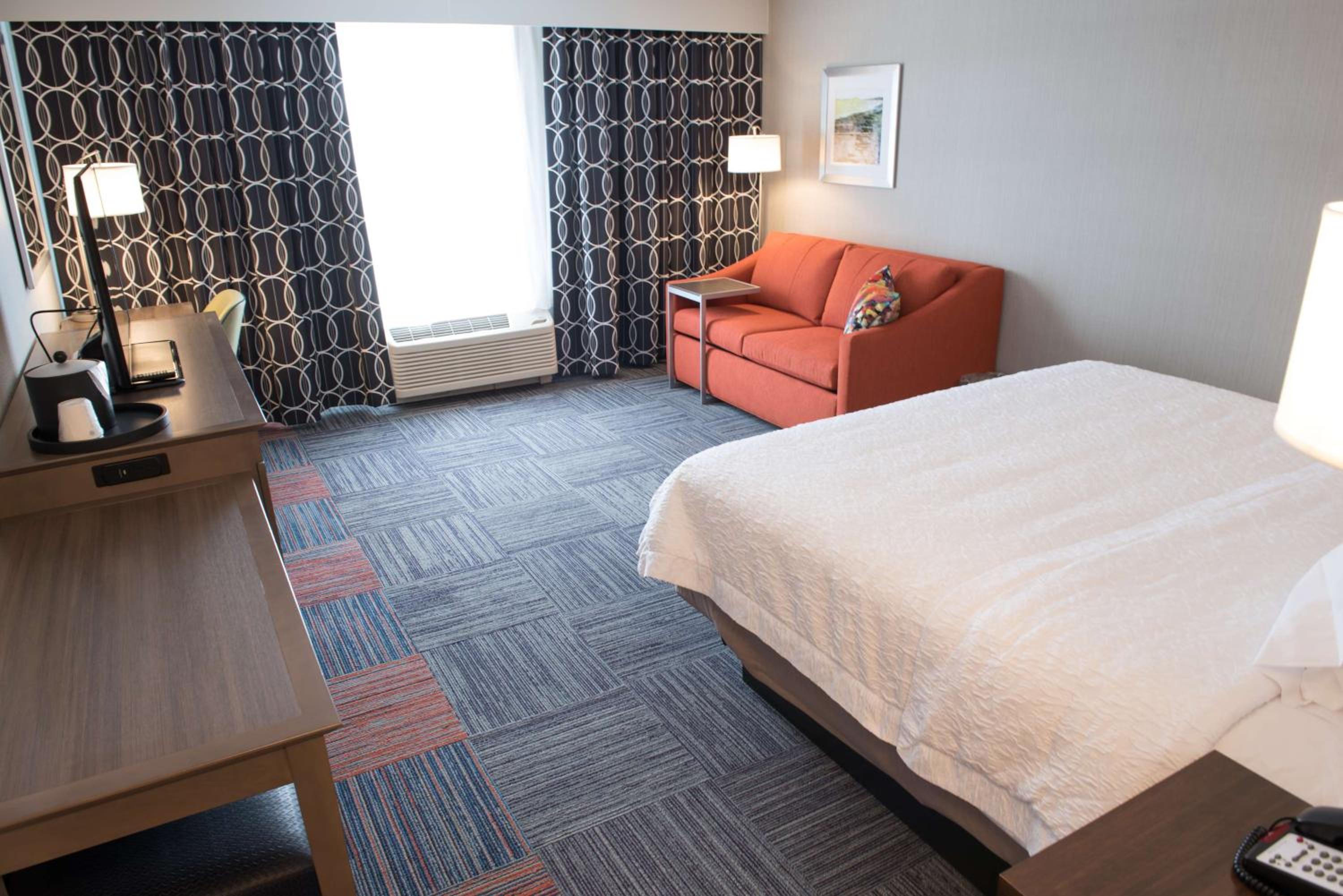 King Room with Sofa Bed - Non-Smoking photo 2