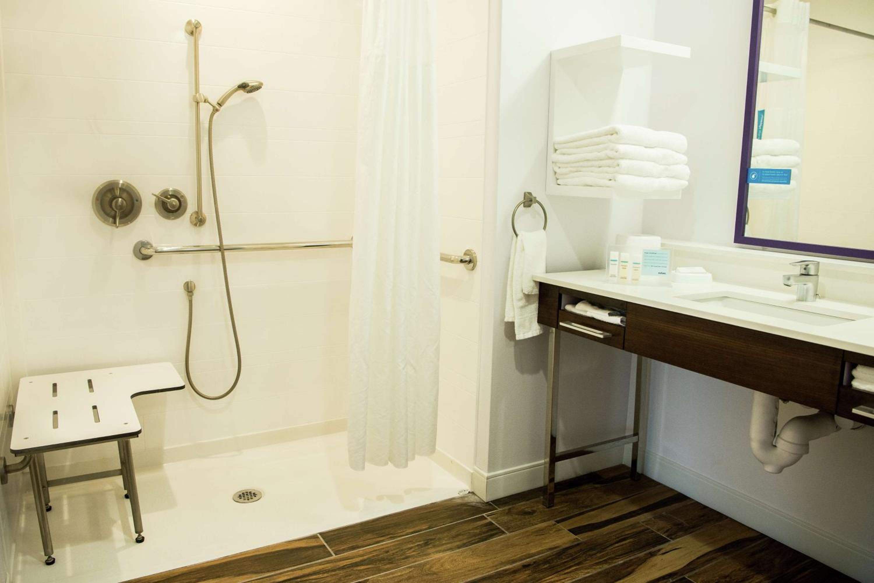King Room with Roll-in Shower and Sofa Bed - Mobility and Hearing Access photo 3