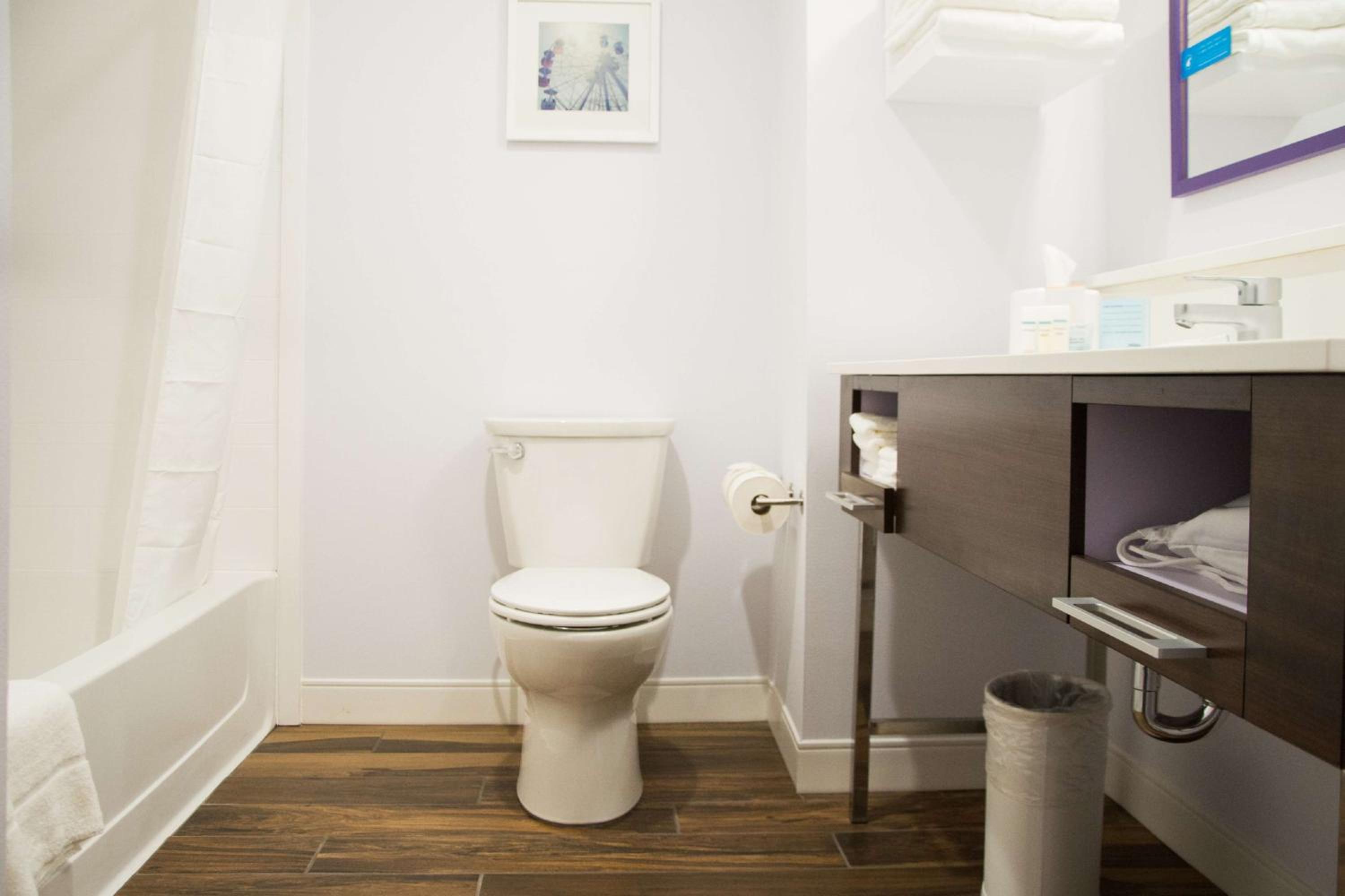 Queen Suite with Two Queen Beds with Bath Tub - Mobility and Hearing Access/Non-Smoking photo 2