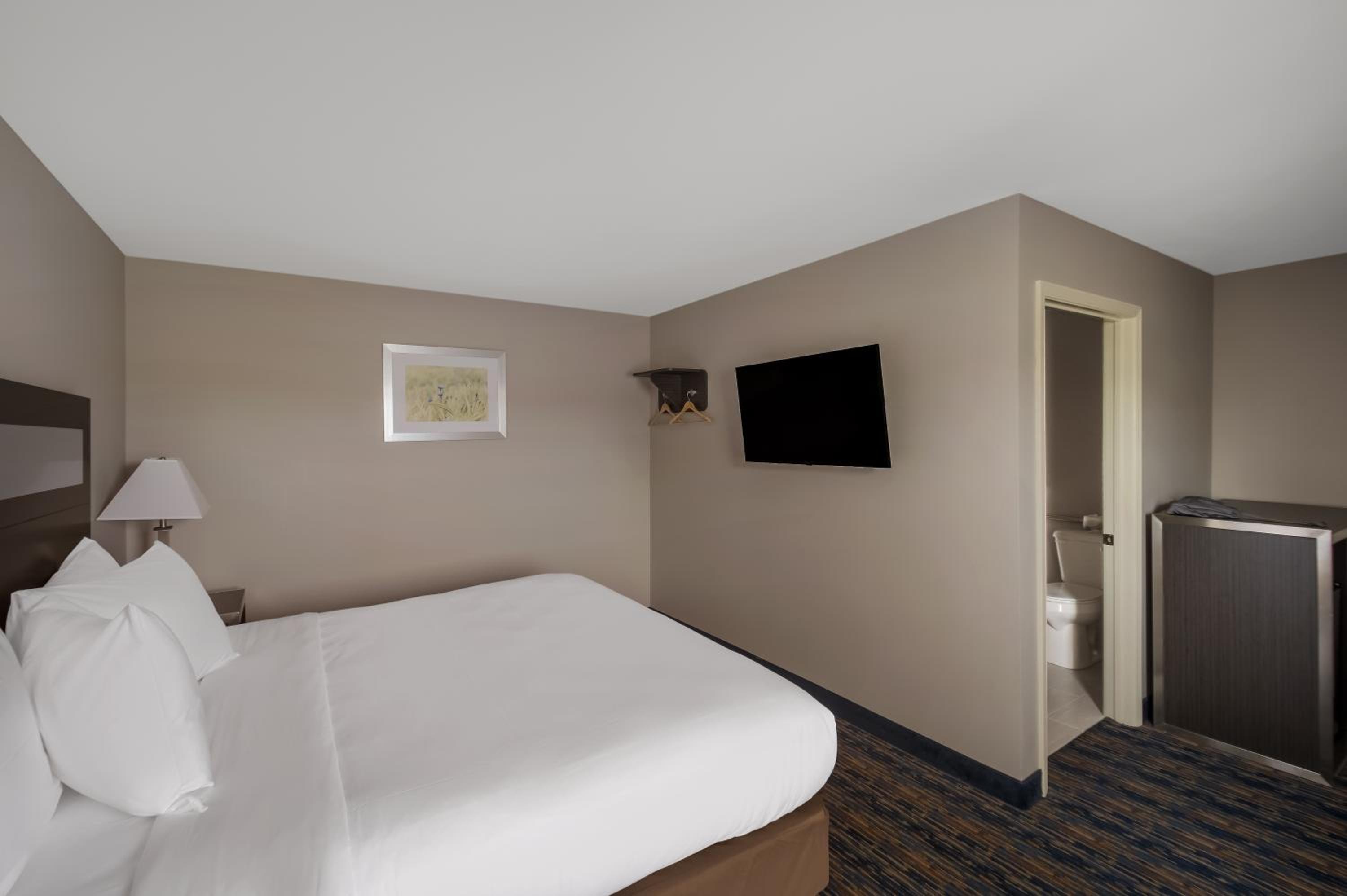1 King Bed Accessible Non Smoking photo 3