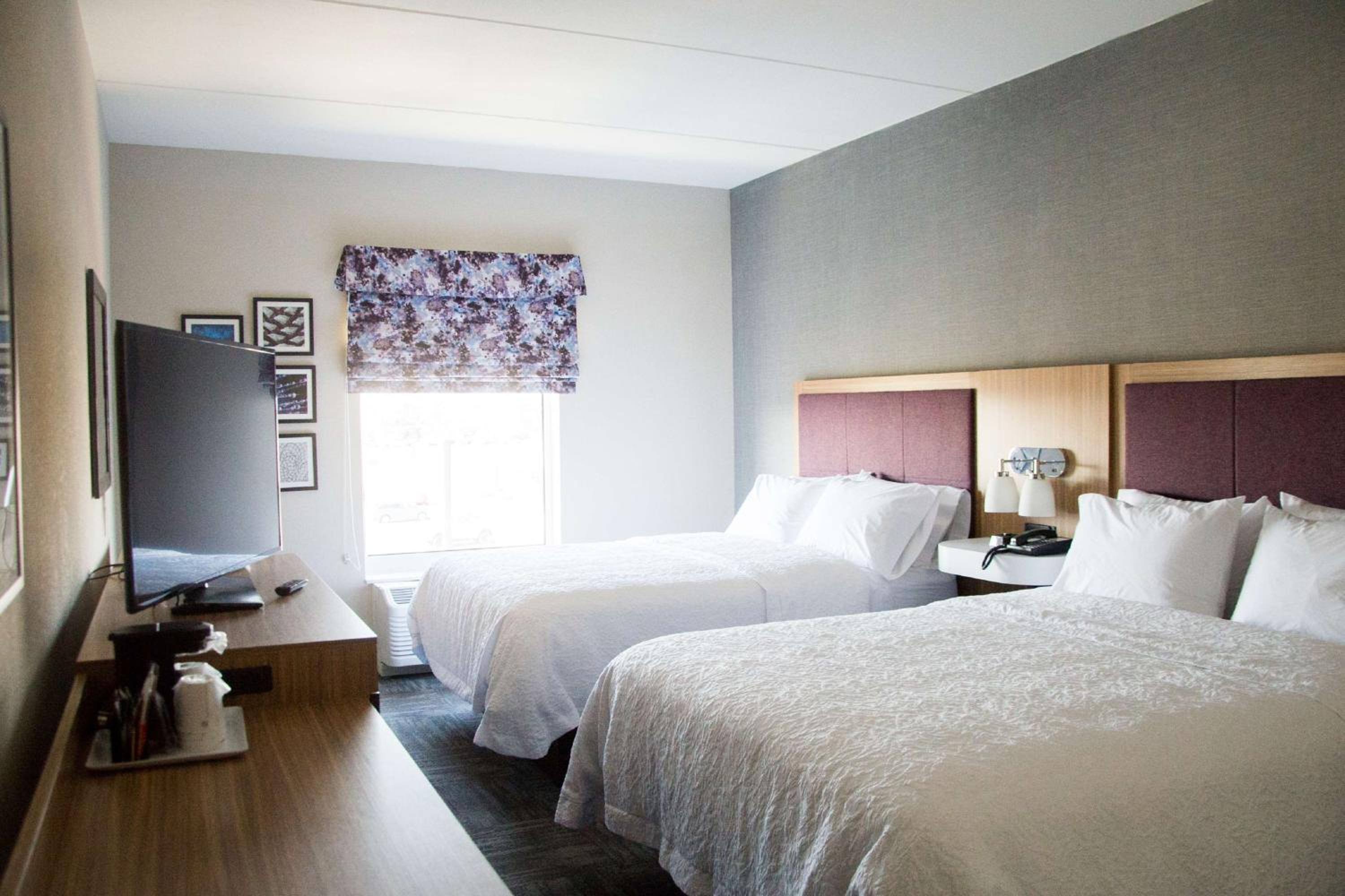 Queen Room with Two Queen Beds photo 2