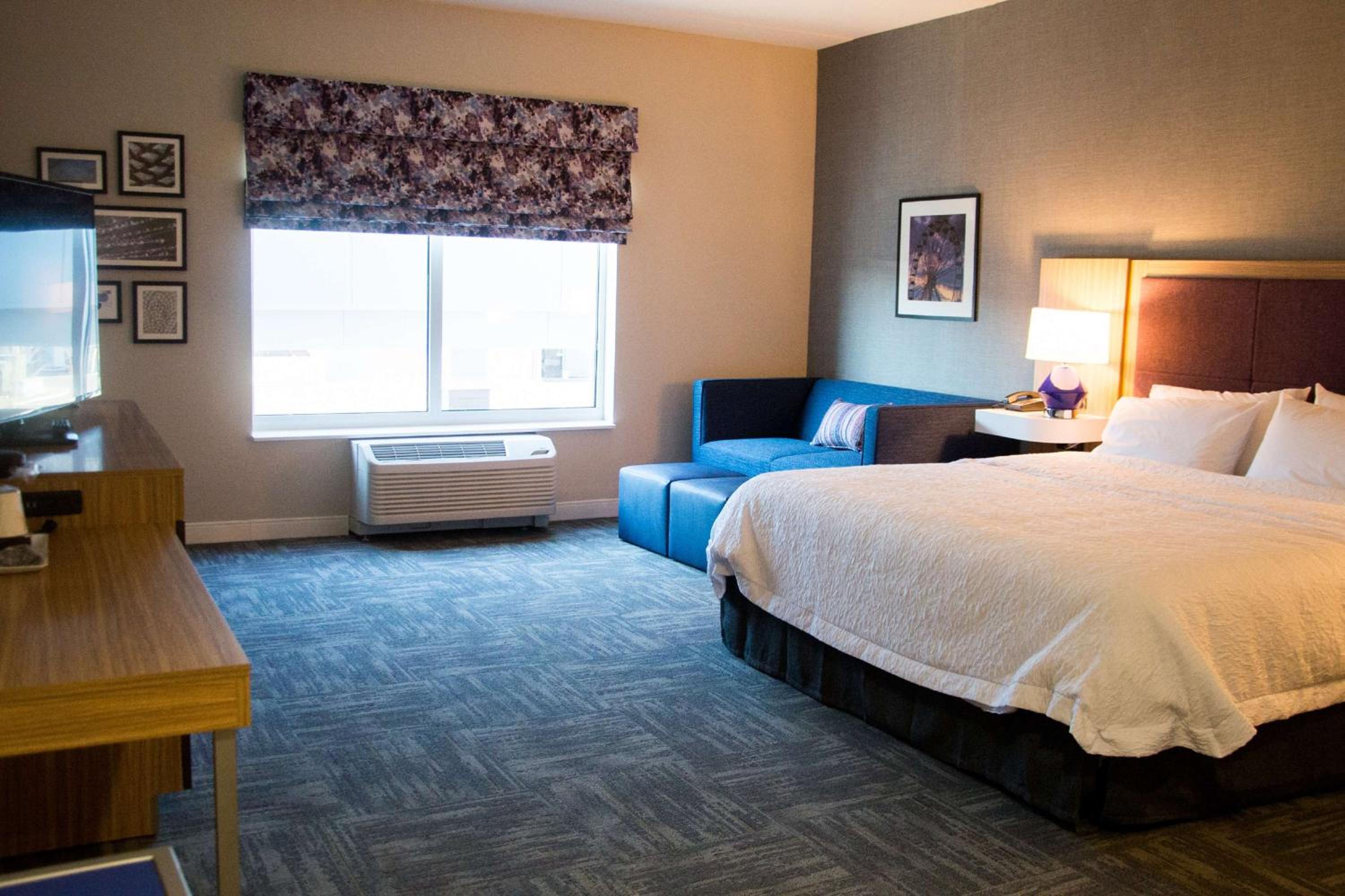 King Room with Bath Tub - Mobility and Hearing Access photo 3