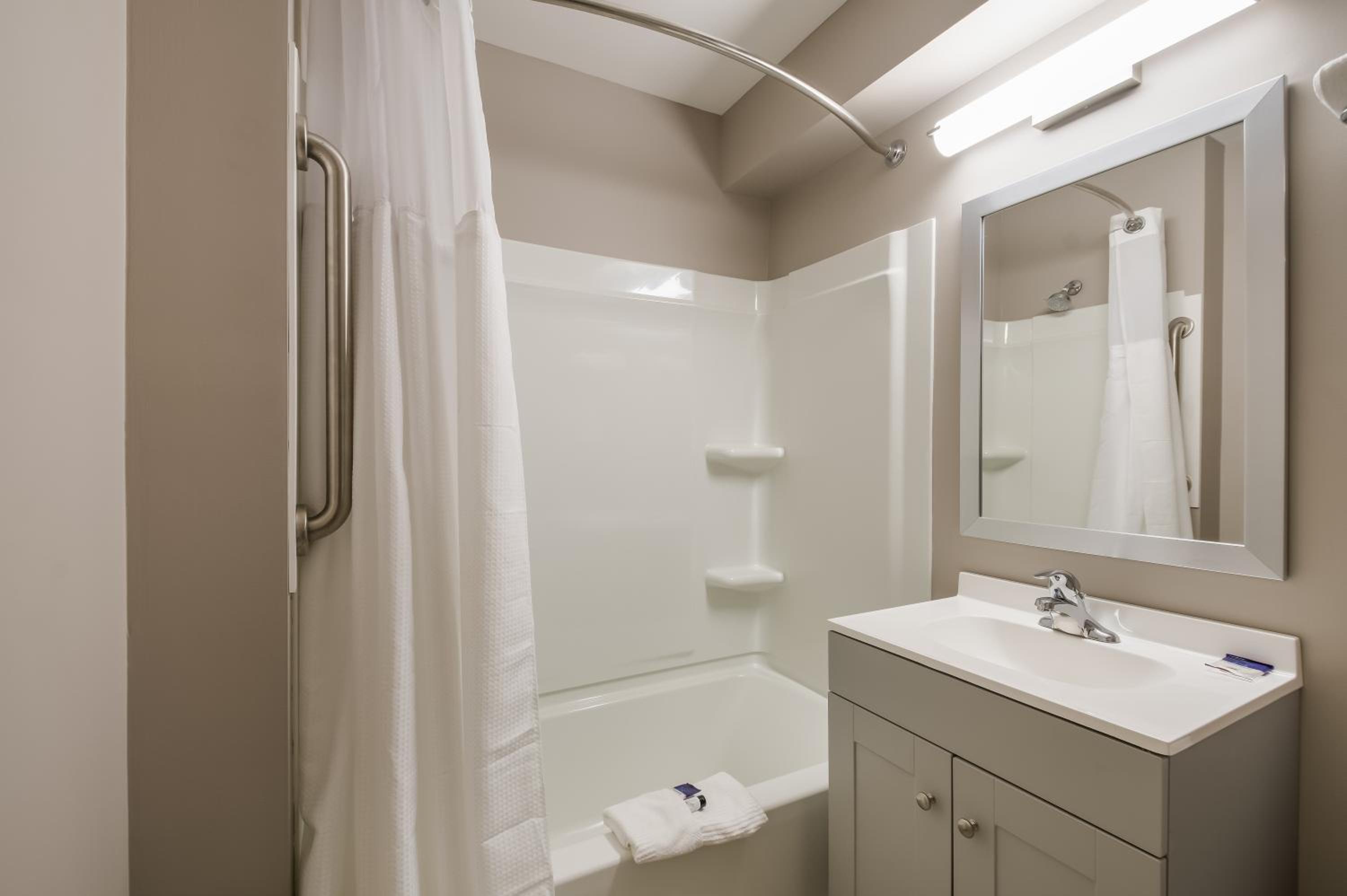 Standard Queen Room with Two Queen Beds - Photo 4