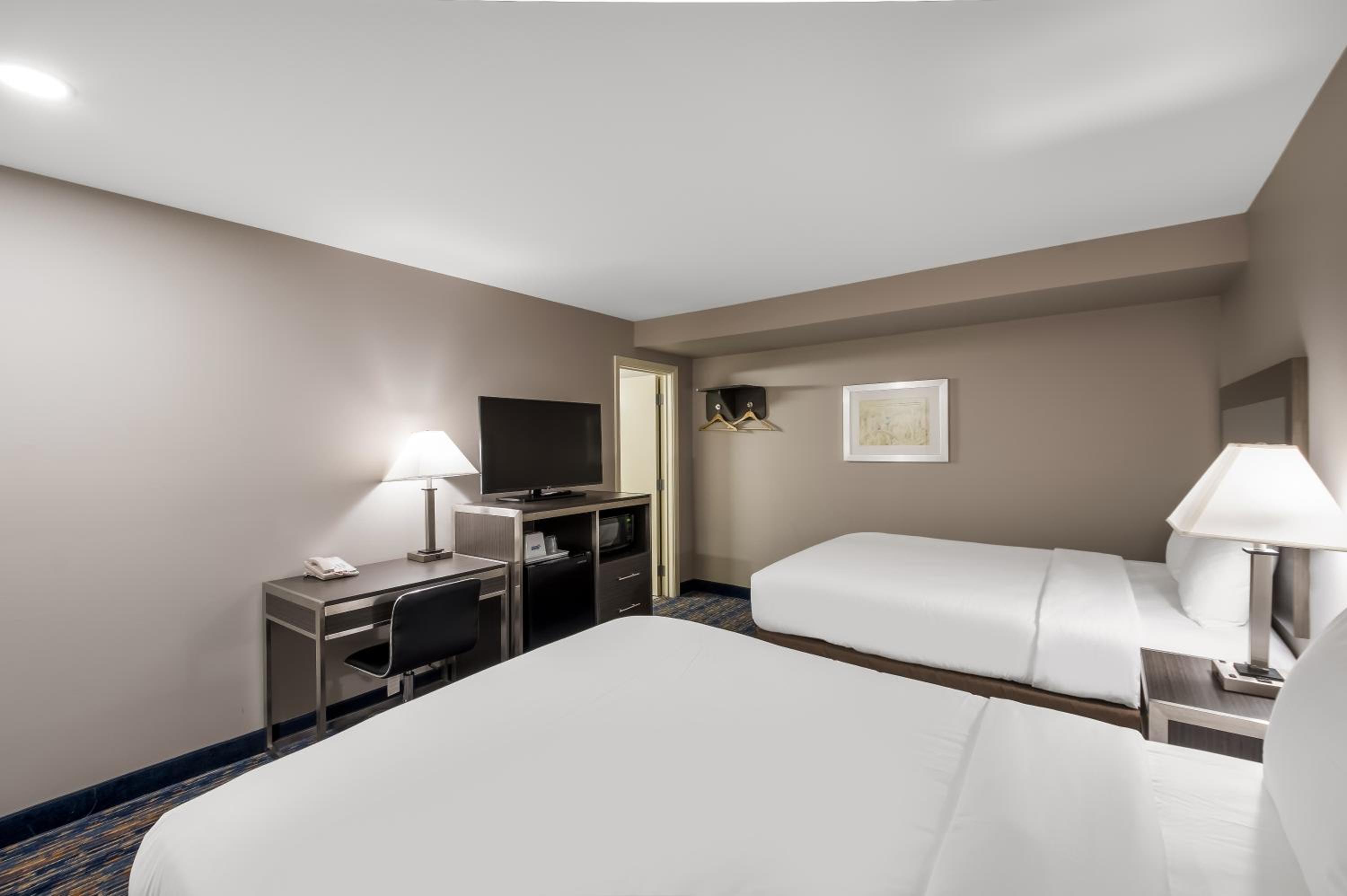 Standard Queen Room with Two Queen Beds - Photo 3