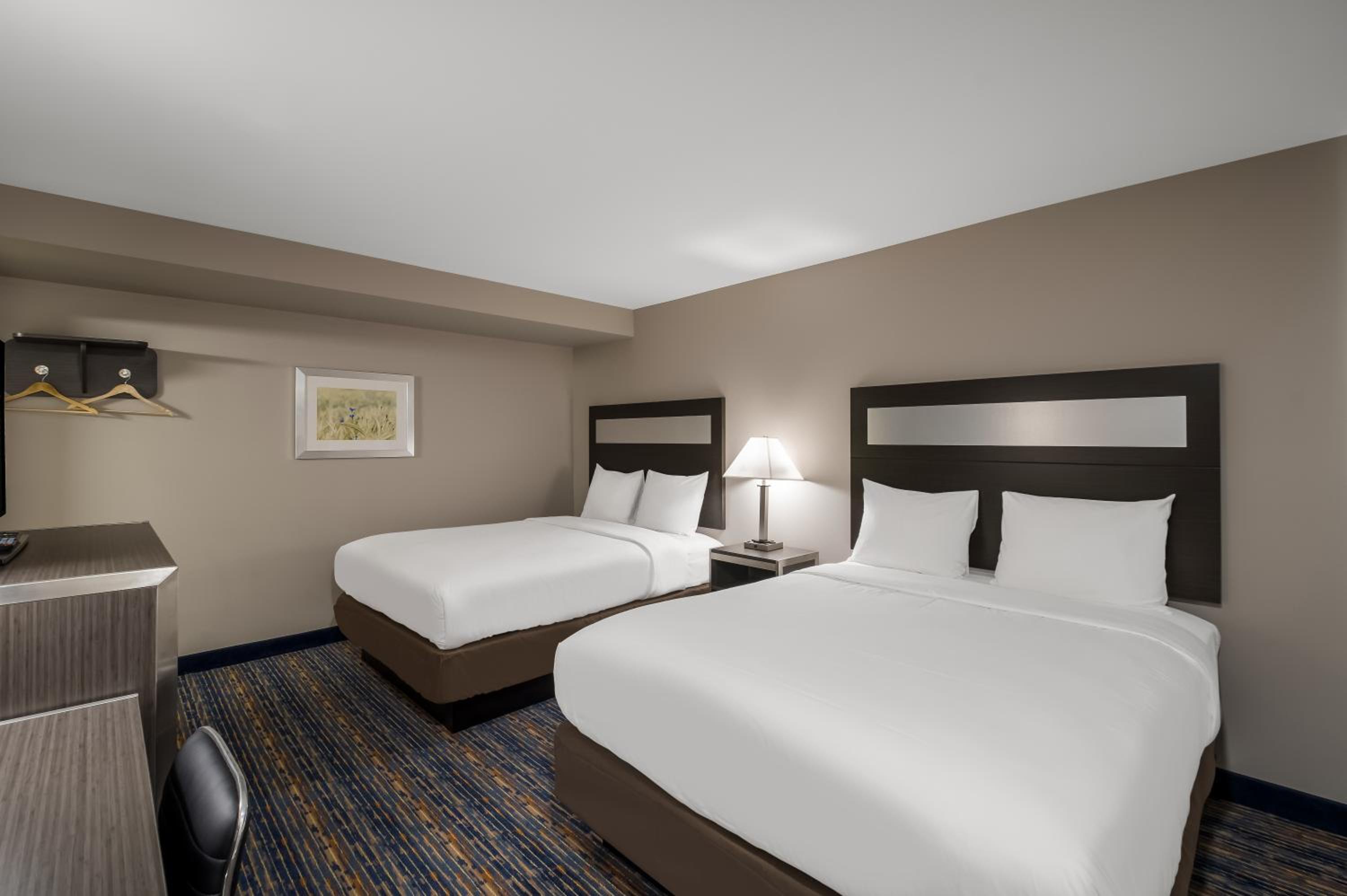 Standard Queen Room with Two Queen Beds - Photo 2
