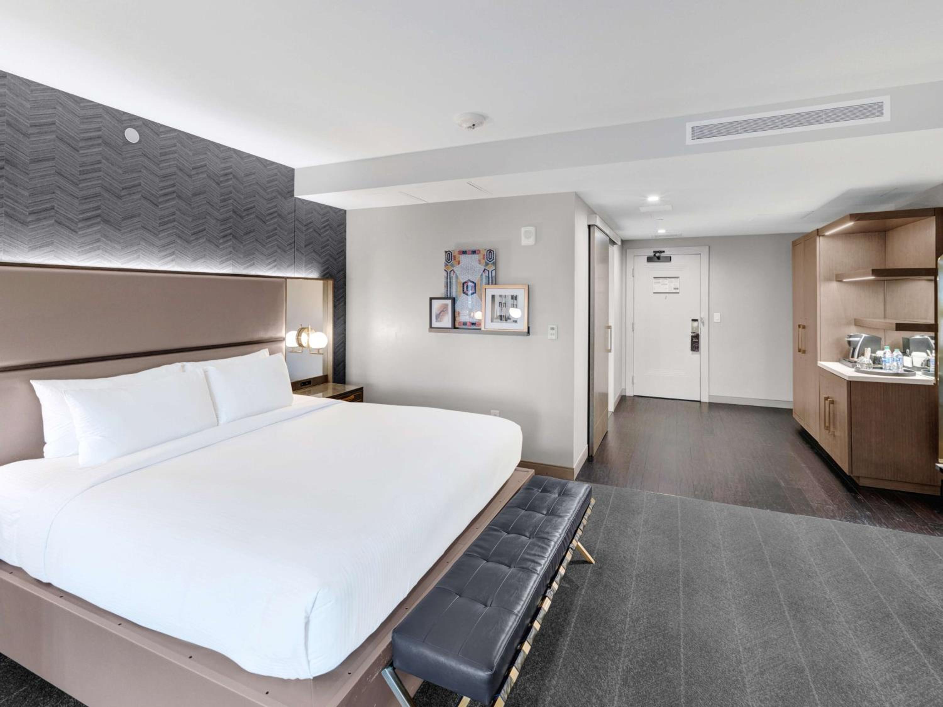 Deco King Suite - Photo 3