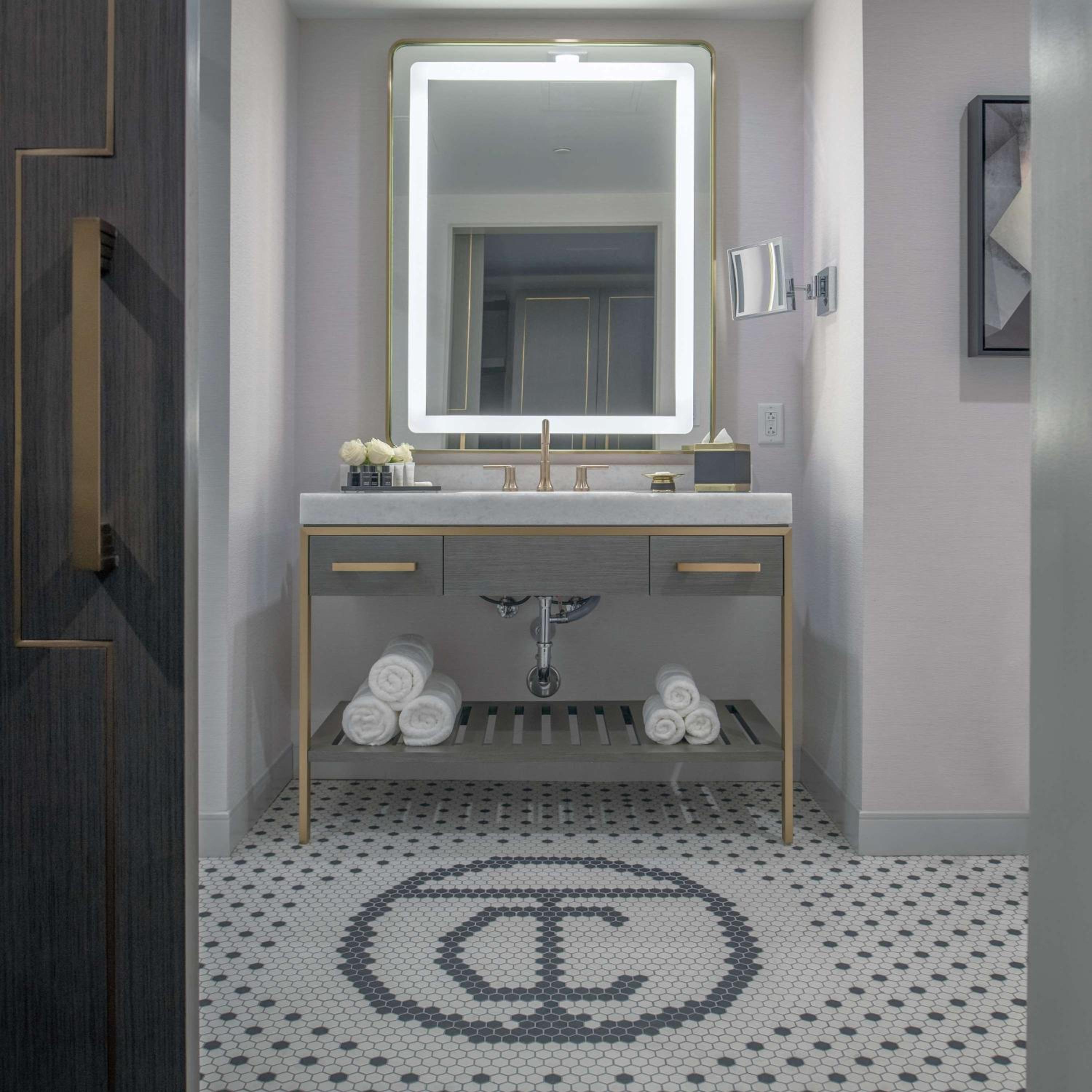 Queen Studio with Roll In Shower - Mobility/Hearing Accessible - Photo 5