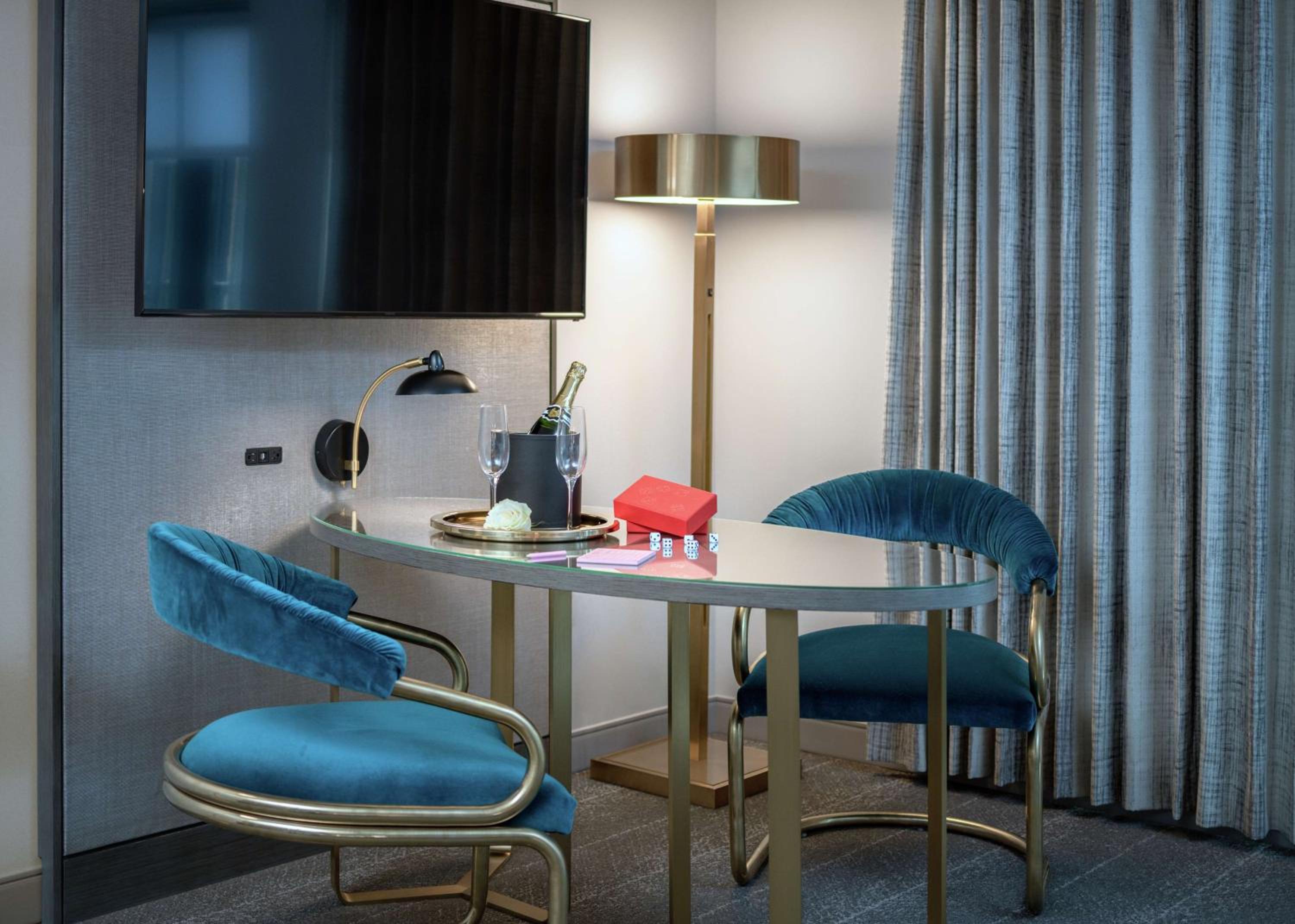 Deco King Suite - Photo 8