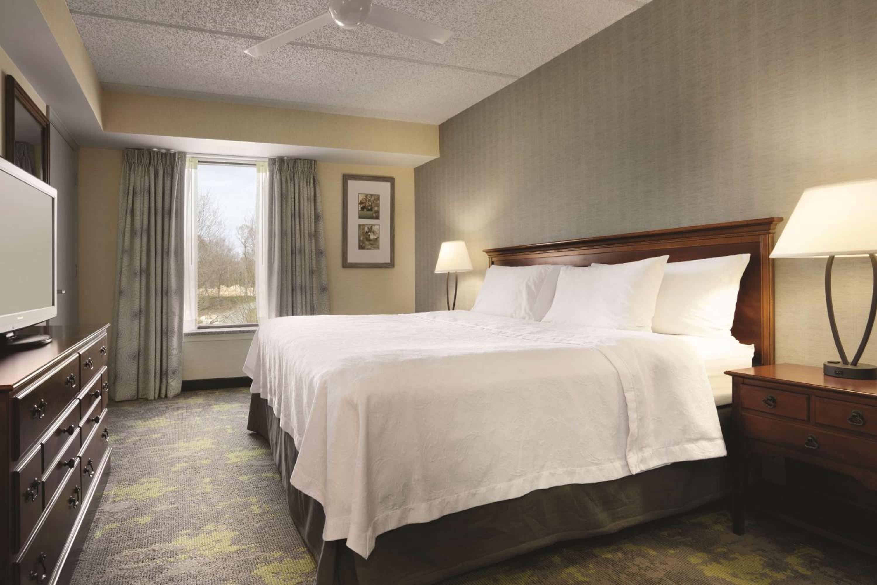 Two Bedroom Suite with One King and Two Queen Beds - Non-Smoking - Photo 3