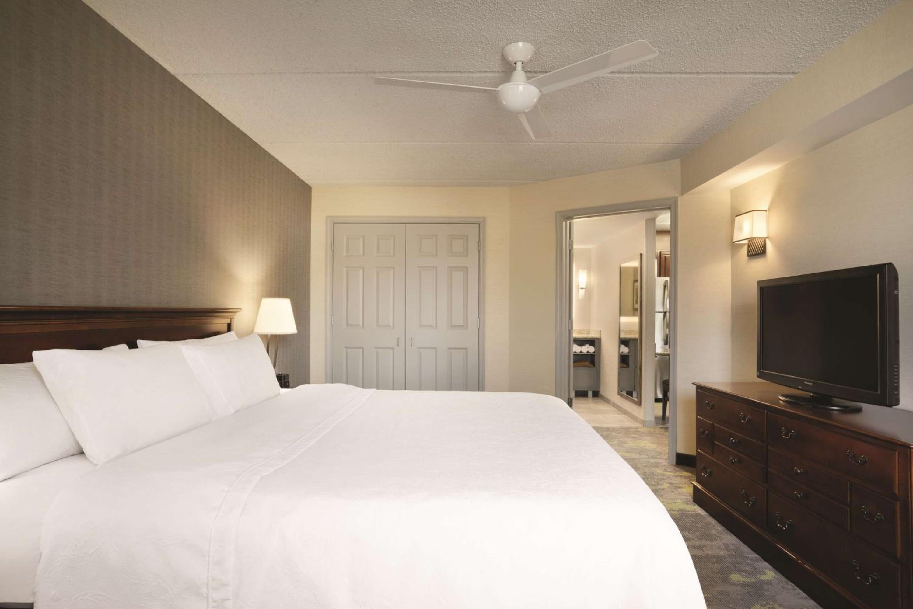 One-Bedroom King Suite - Non-Smoking - Photo 3