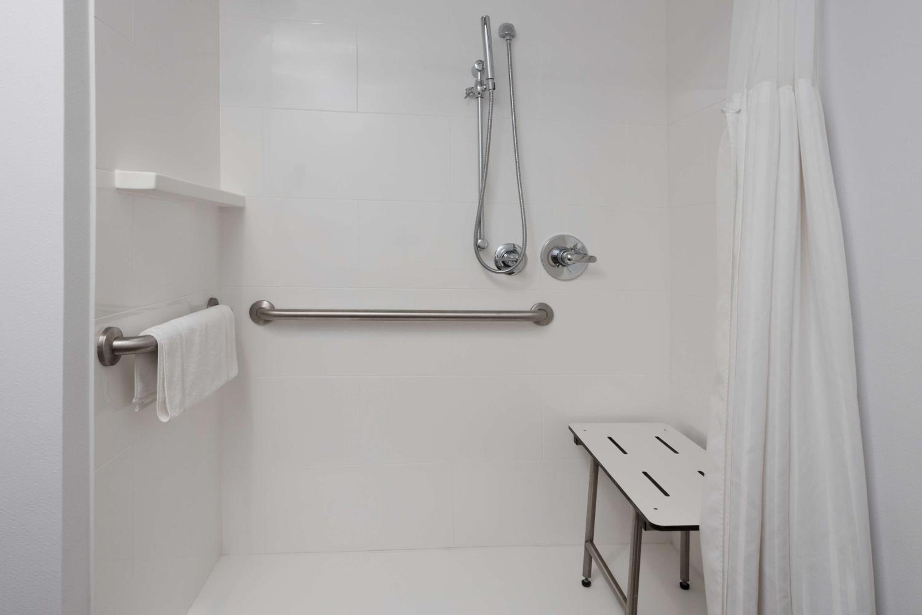 King Room with Tub - Mobility and Hearing Access - Photo 4