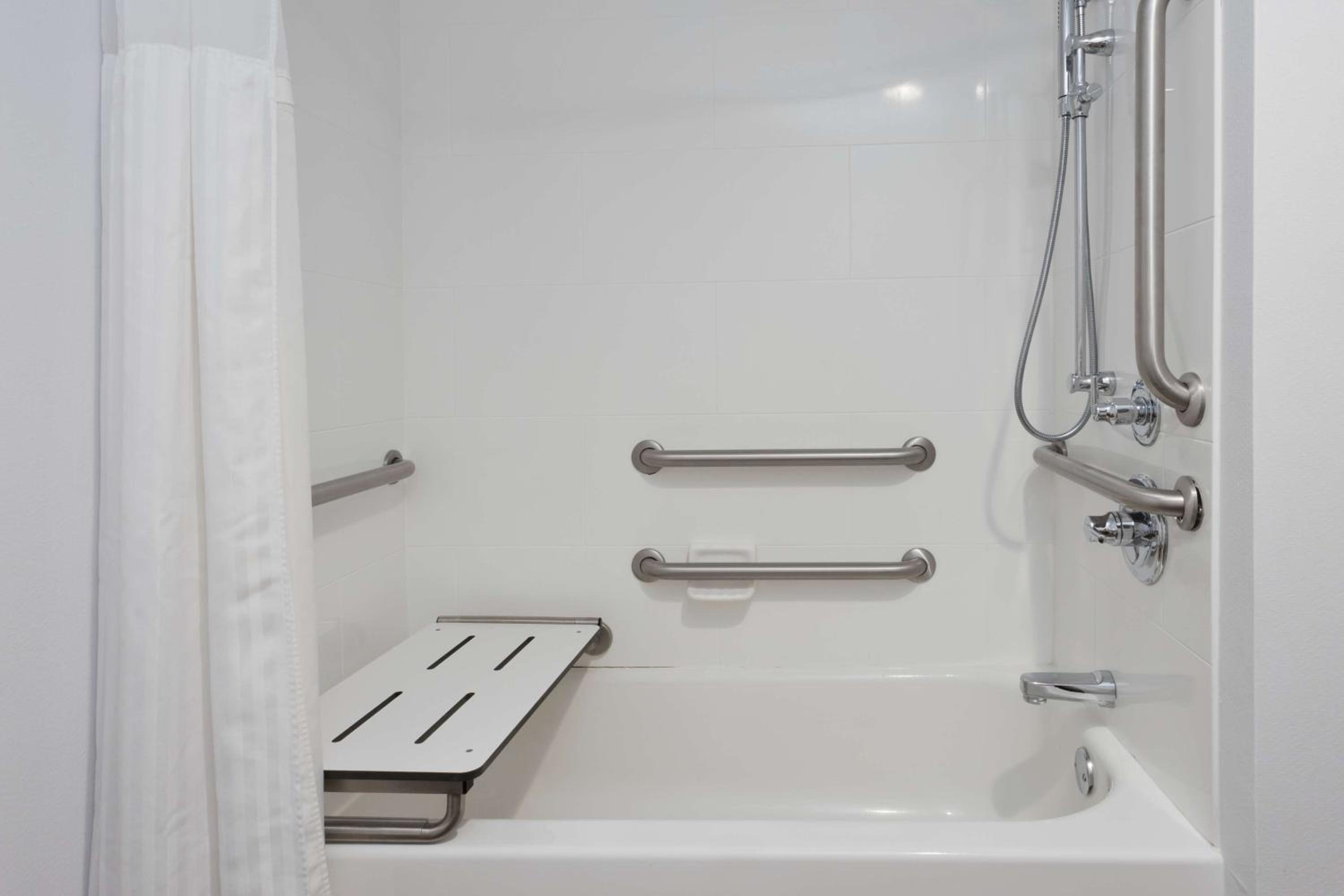 King Room with Tub - Mobility and Hearing Access - Photo 2