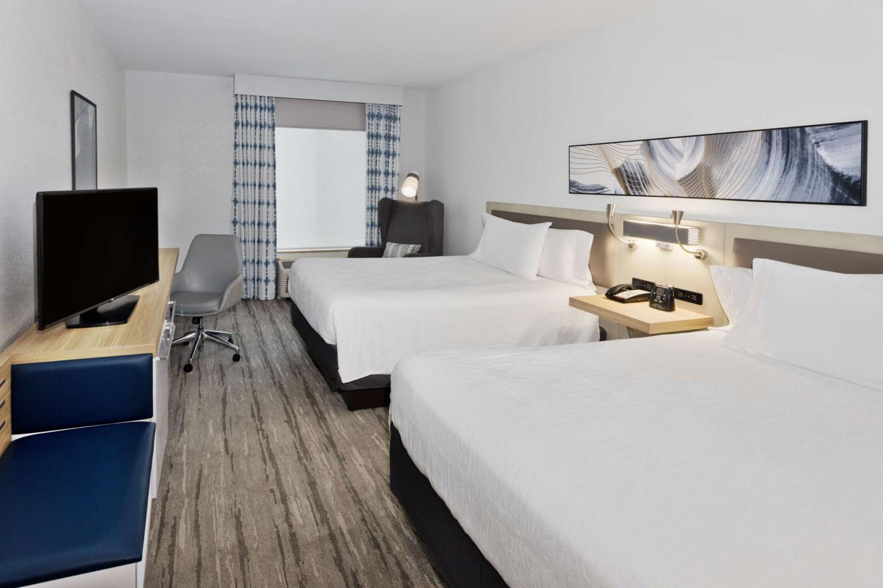 Queen Room with Two Queen Beds - Photo 2