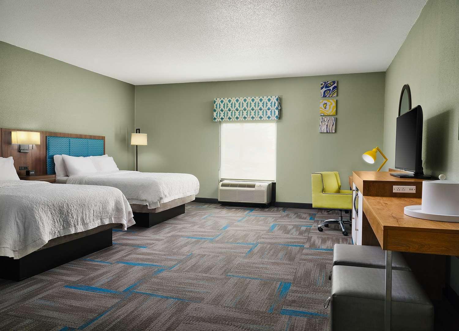 Queen Room with Two Queen Beds - Non-Smoking - Photo 3