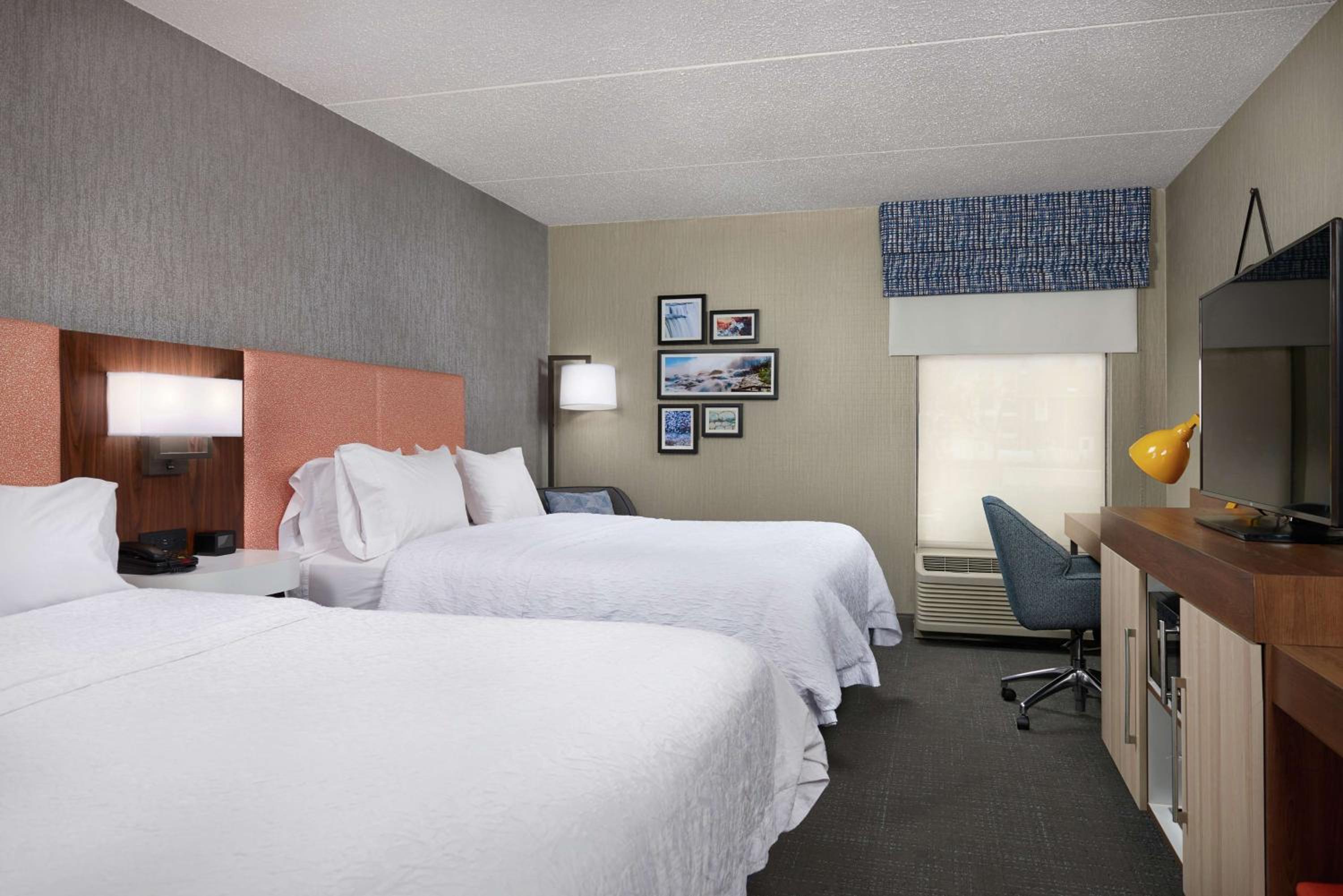 Room with Two Queen Beds - Non-Smoking - Photo 4