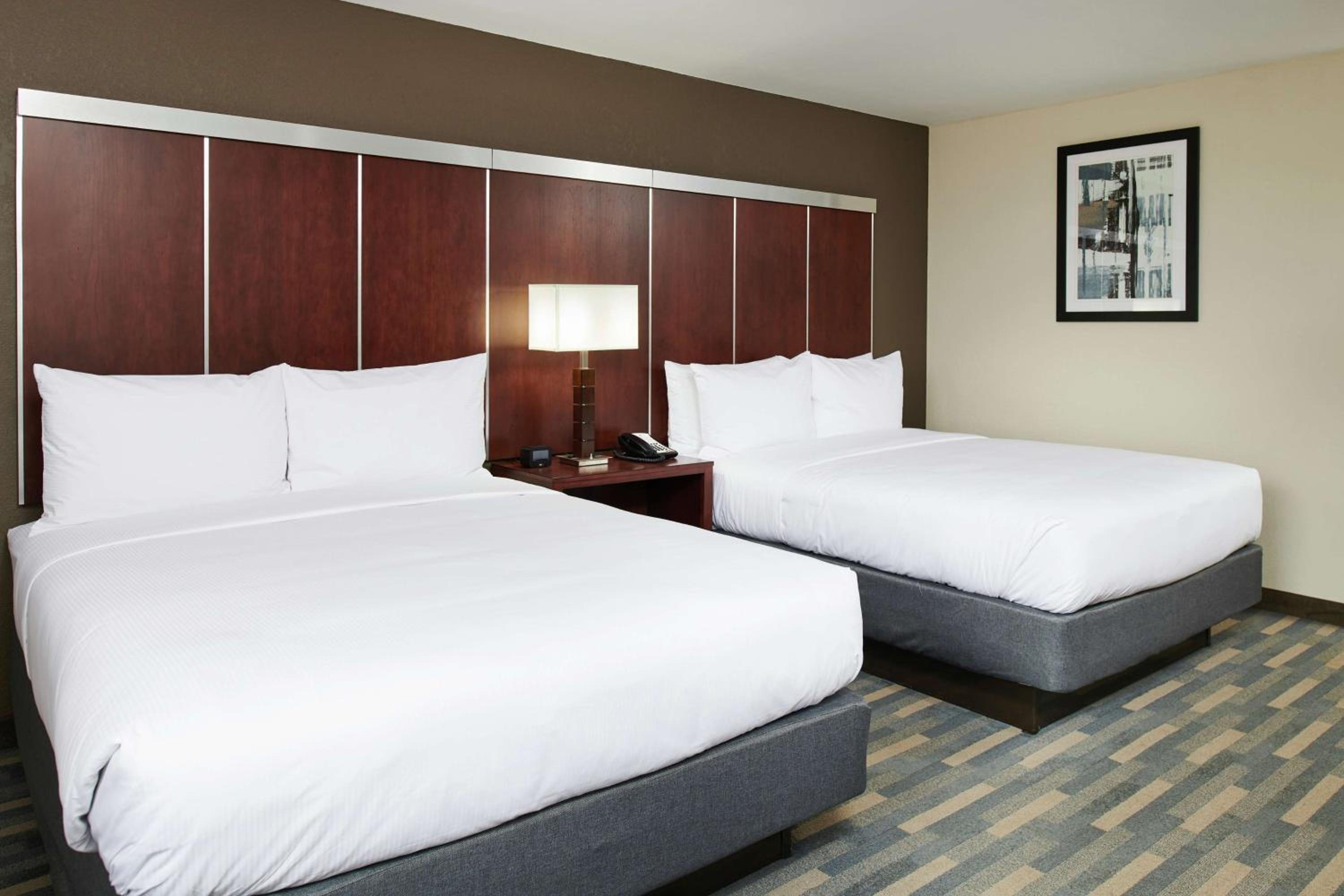 Queen Room with Two Queen Beds - Photo 2