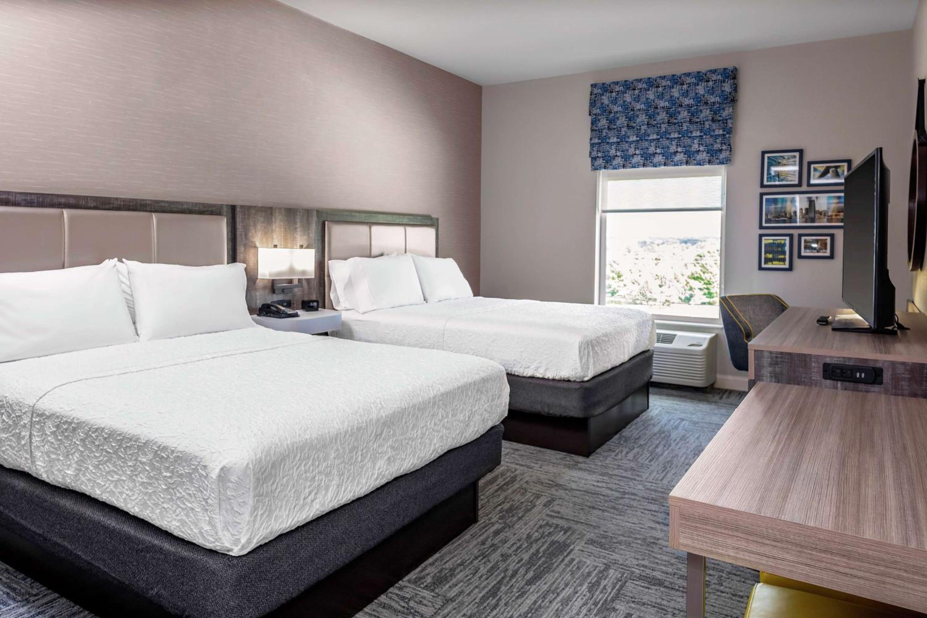 Queen Room with Two Queen Beds - Non-Smoking - Photo 3