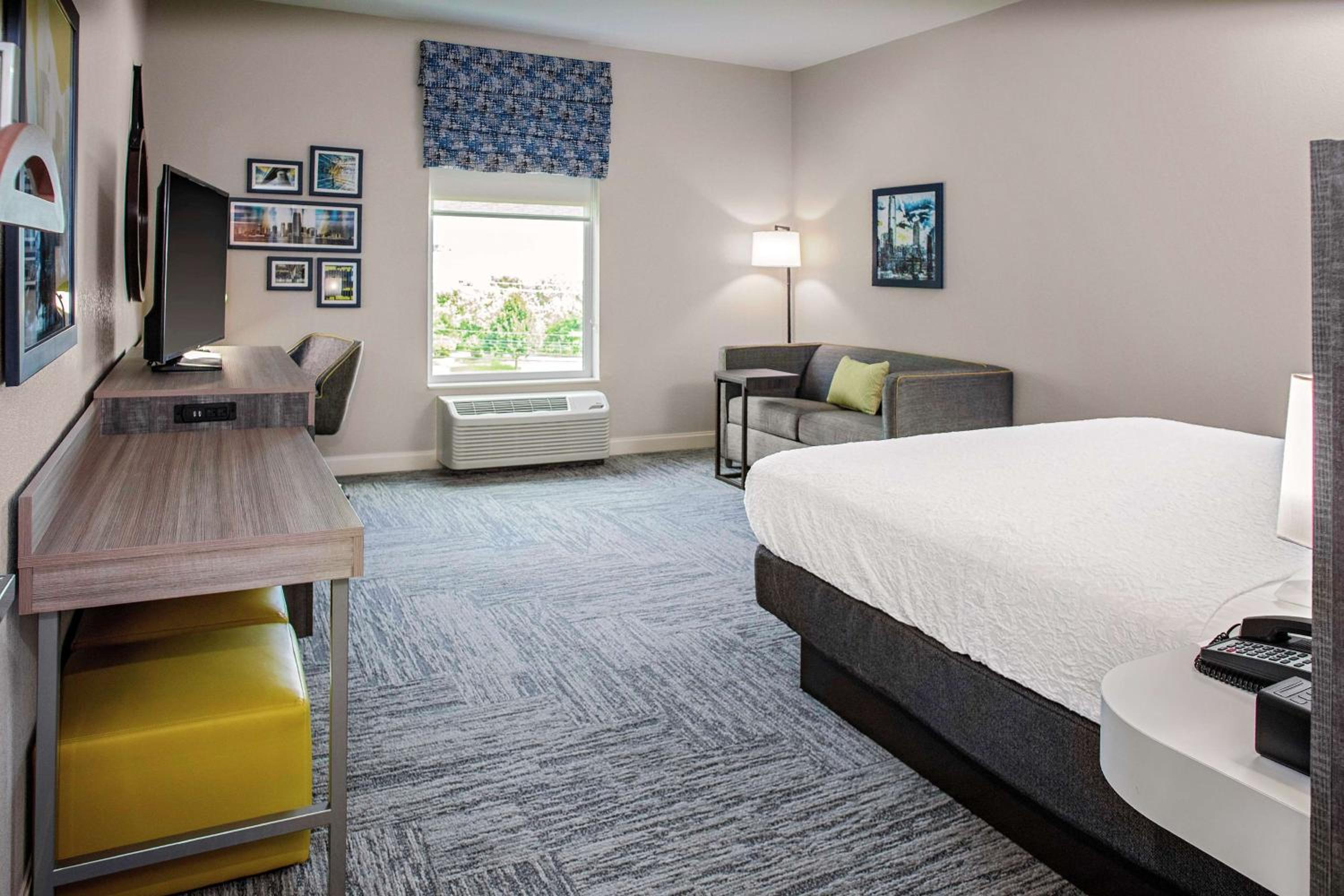 King Room with Sofa Bed - Hearing Access/Non-Smoking - Photo 2