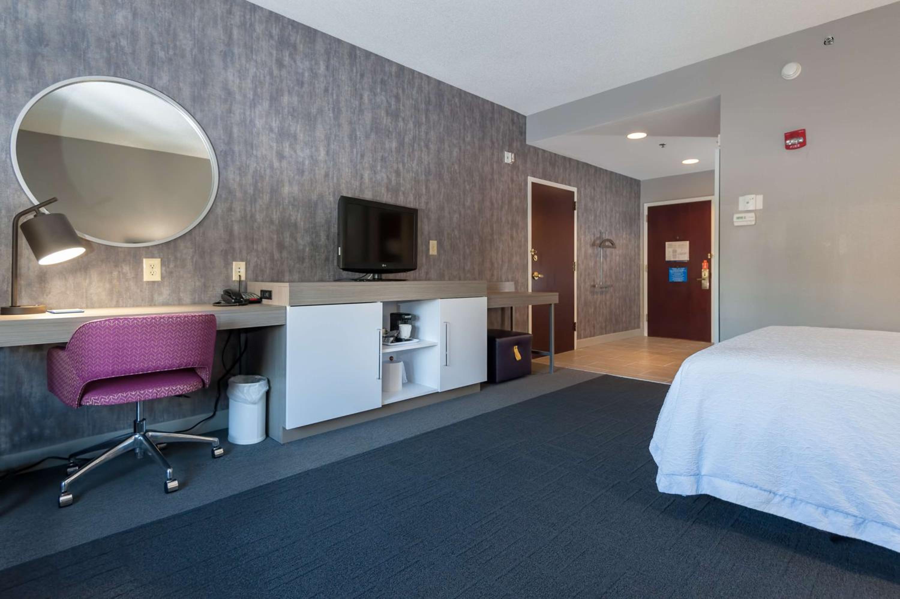 Queen Room with Bath Tub - Disability Access/Non-Smoking  - Photo 1