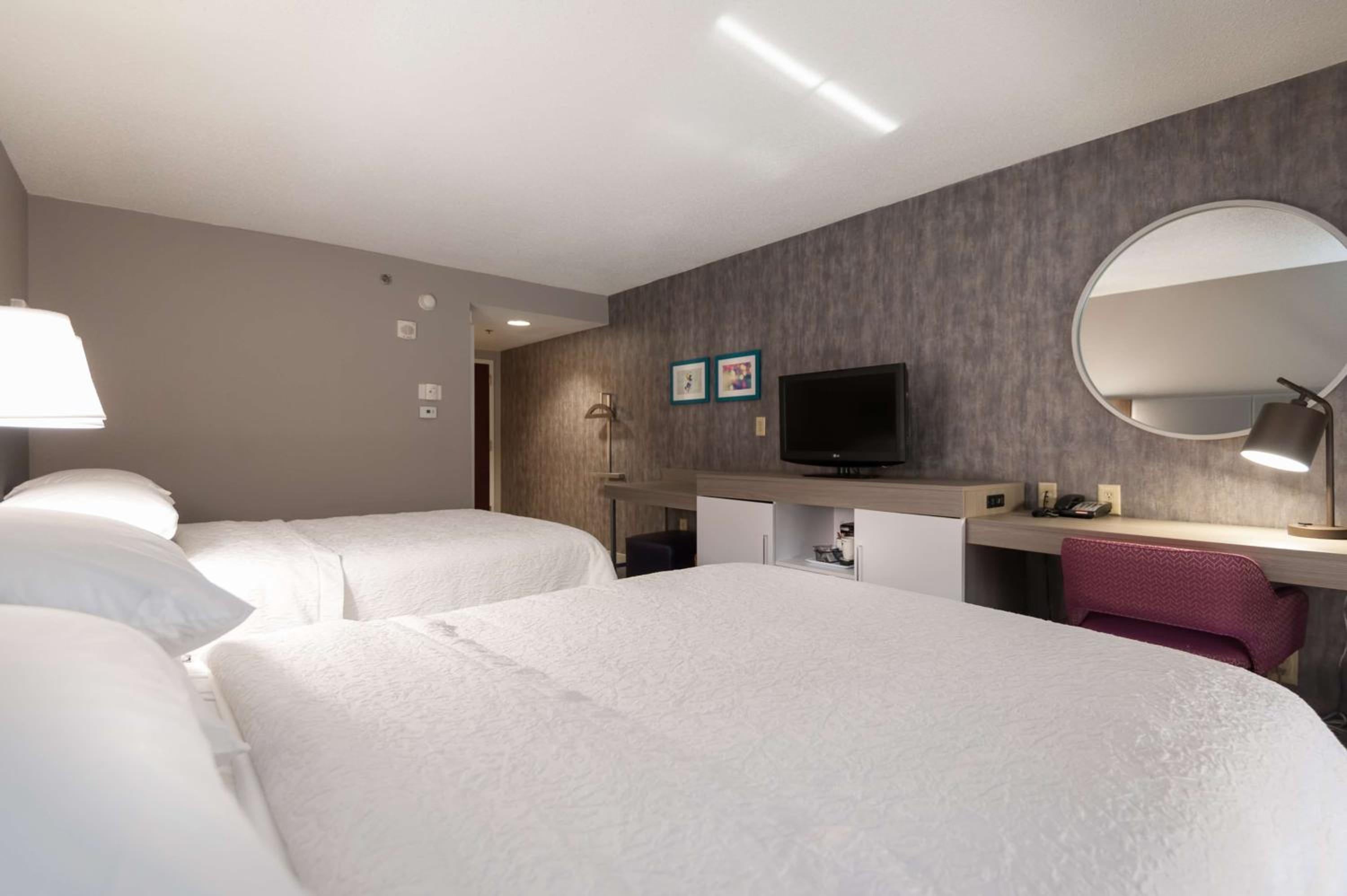 Room with Two Queen Beds - Non-Smoking - Photo 5