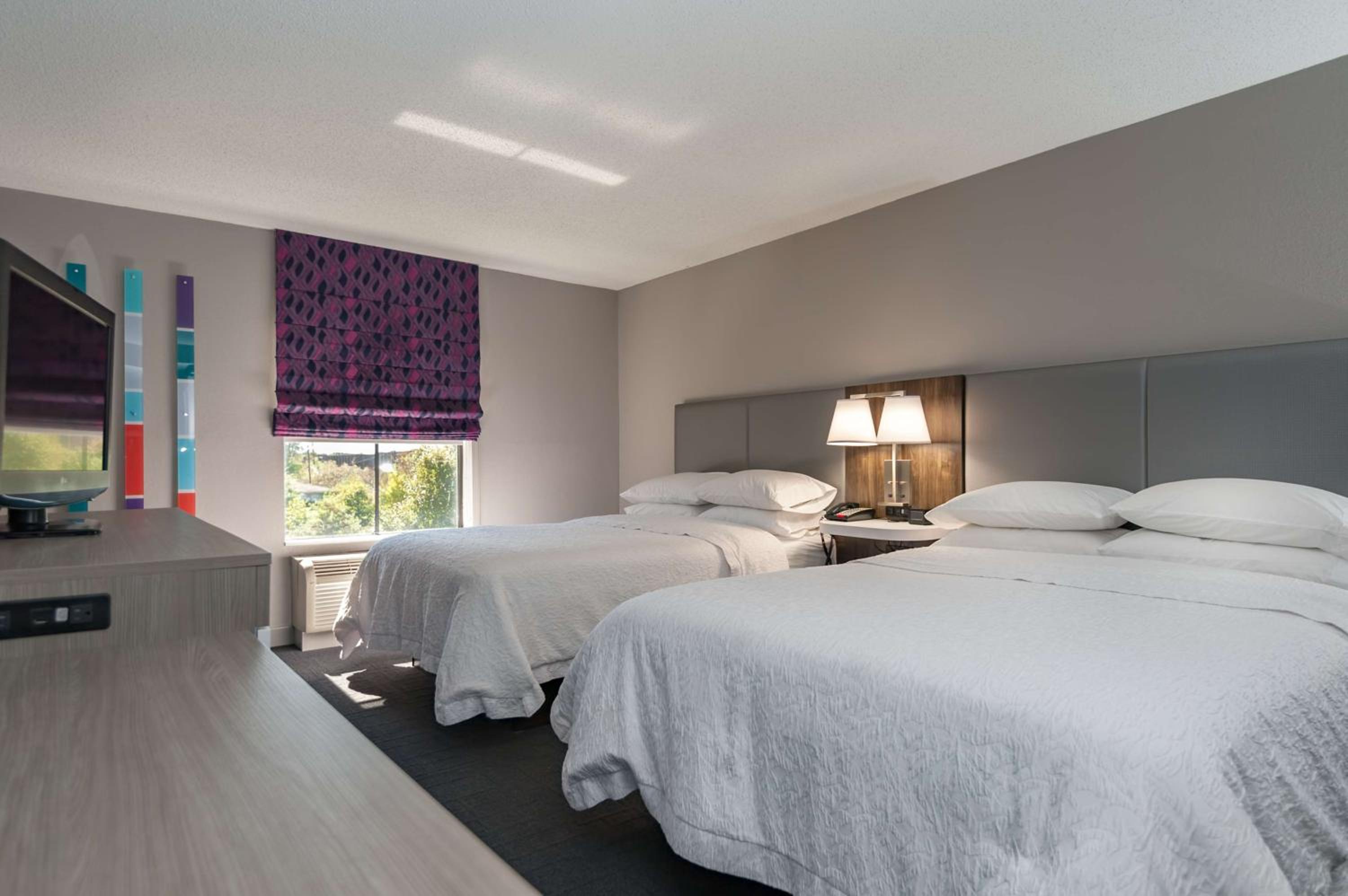 Room with Two Queen Beds - Non-Smoking - Photo 6