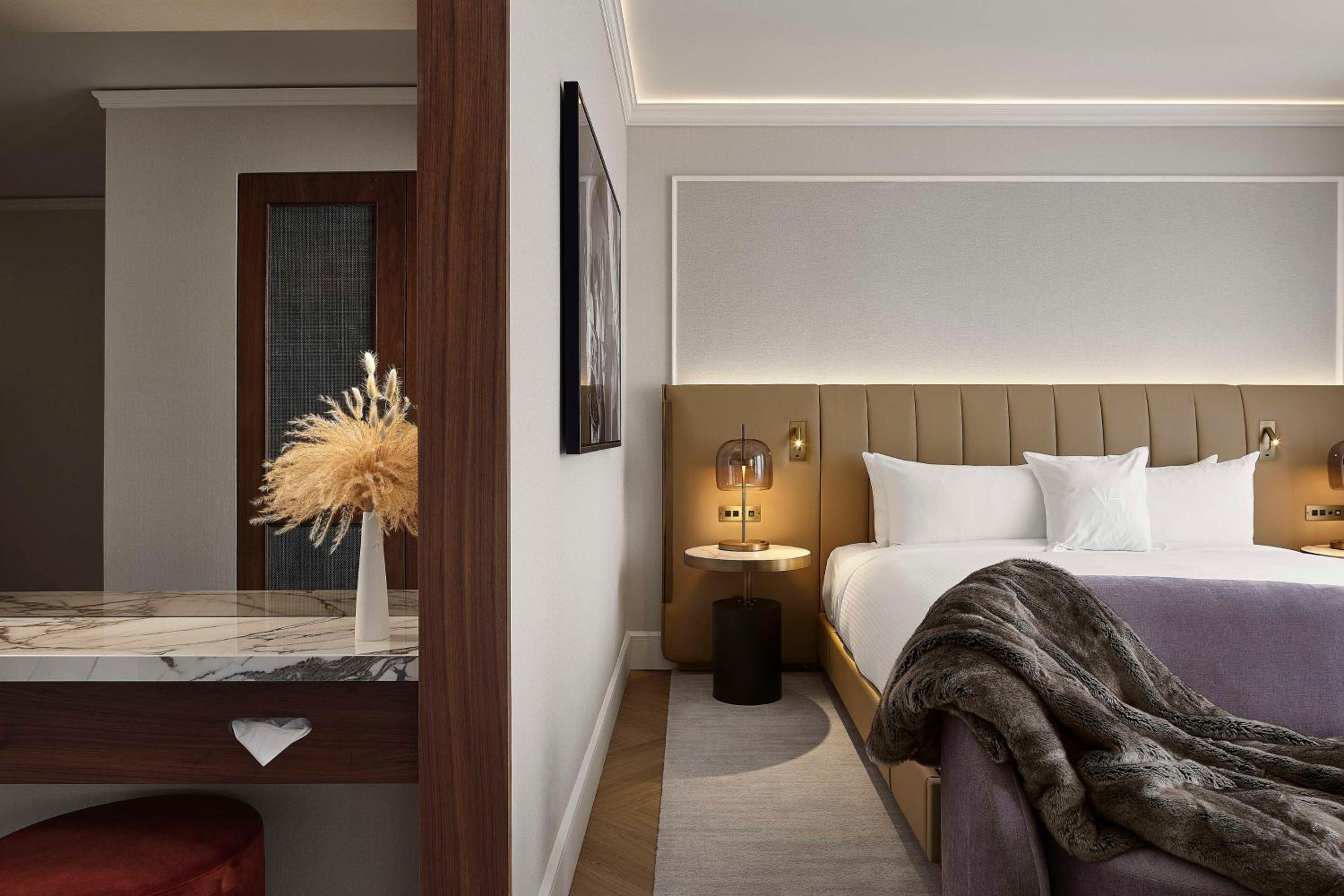 Deluxe King Room - Photo 6