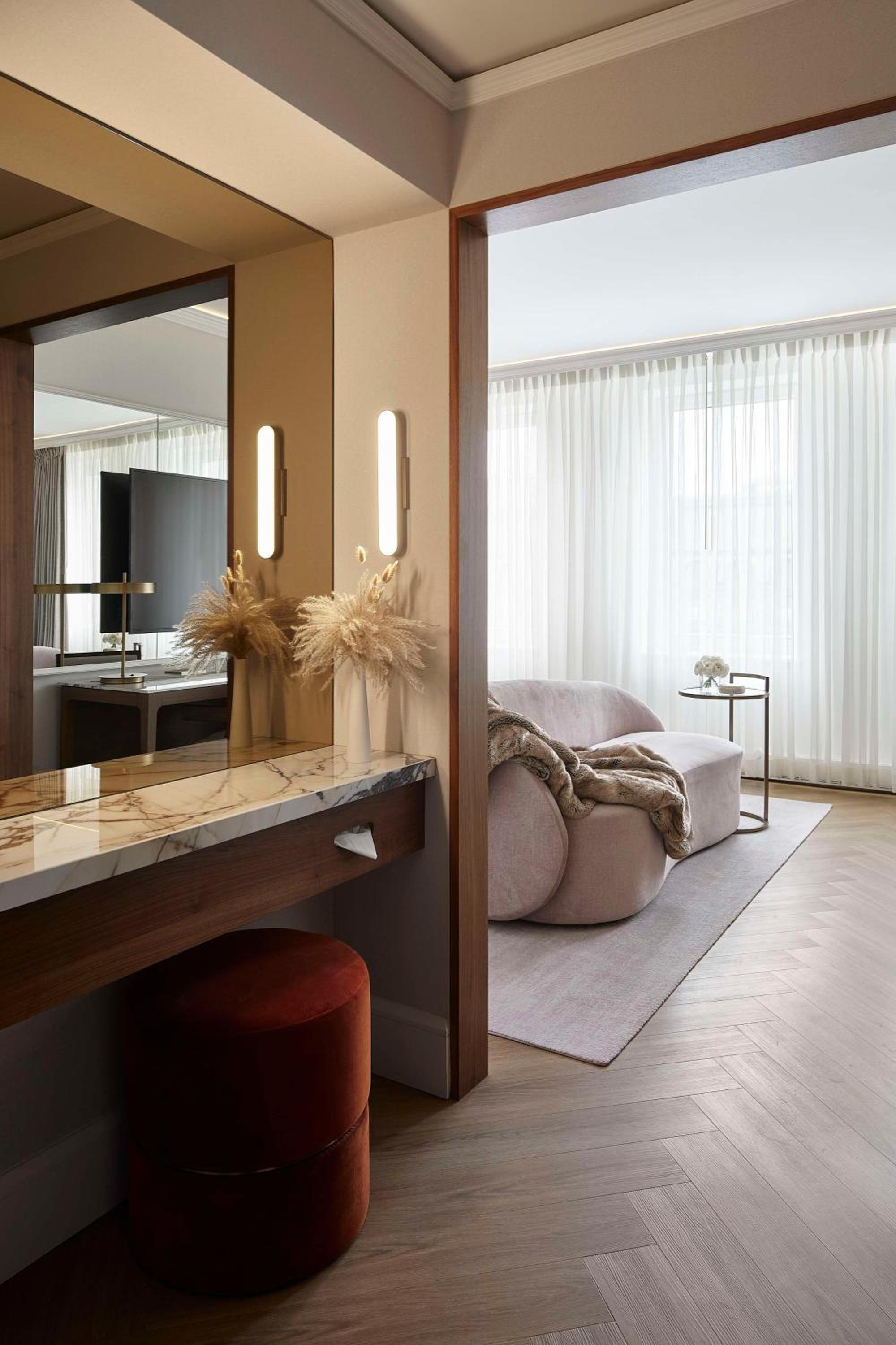Deluxe King Room - Photo 11
