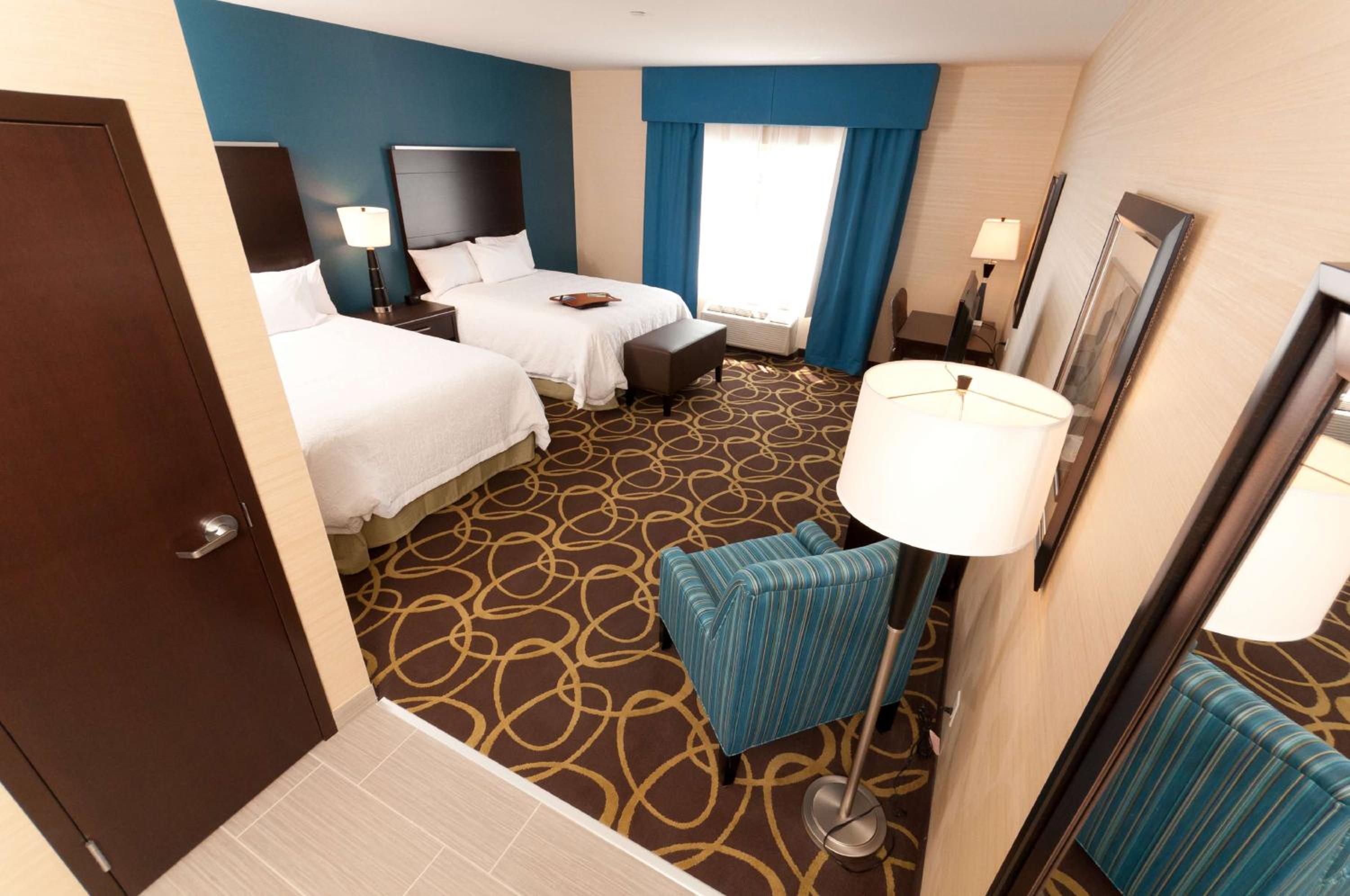 Queen Room with Two Queen Beds and Roll-In Shower - Mobility Access/Non-Smoking photo 1