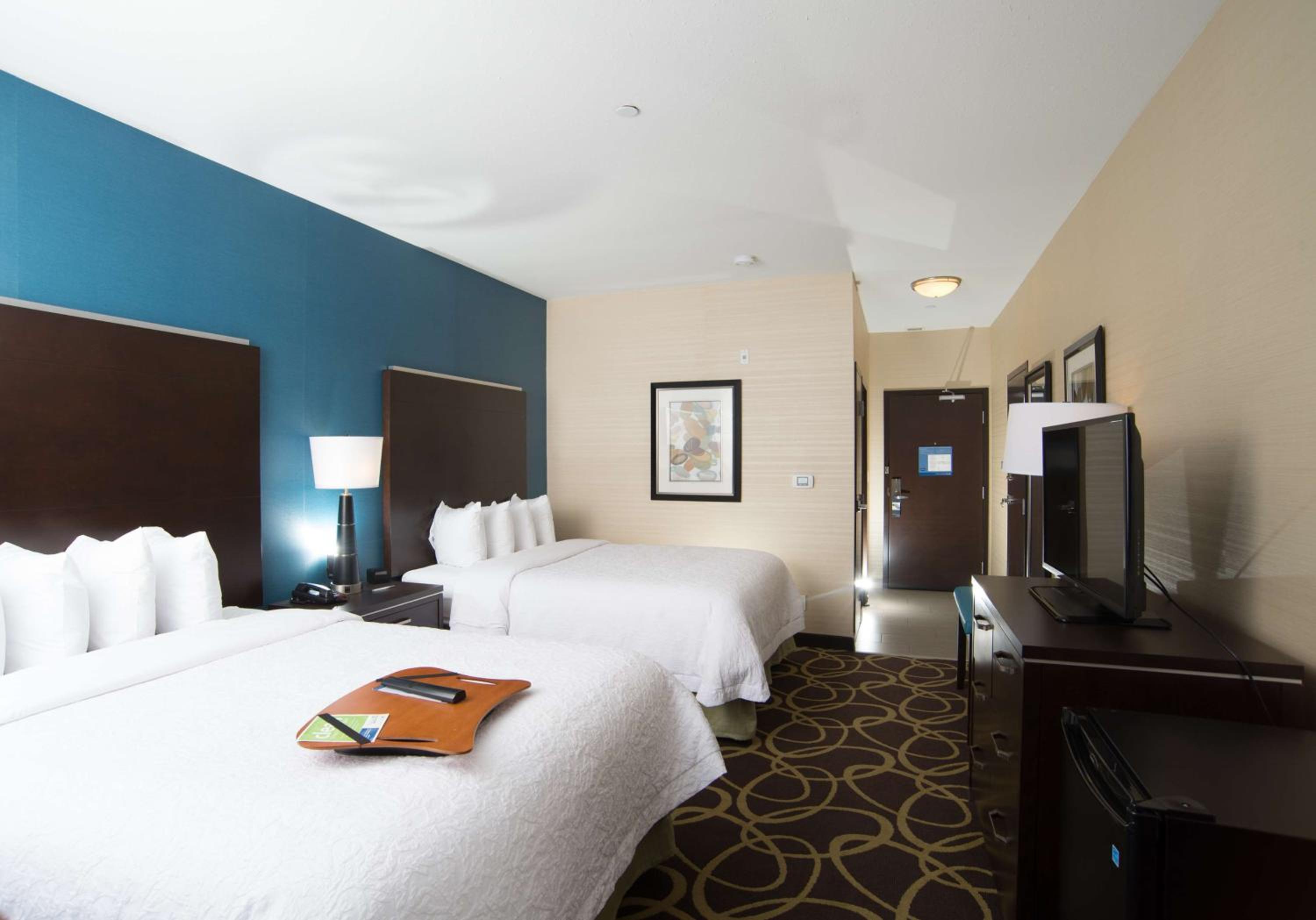 Room with Two Queen Beds - Non-Smoking photo 3