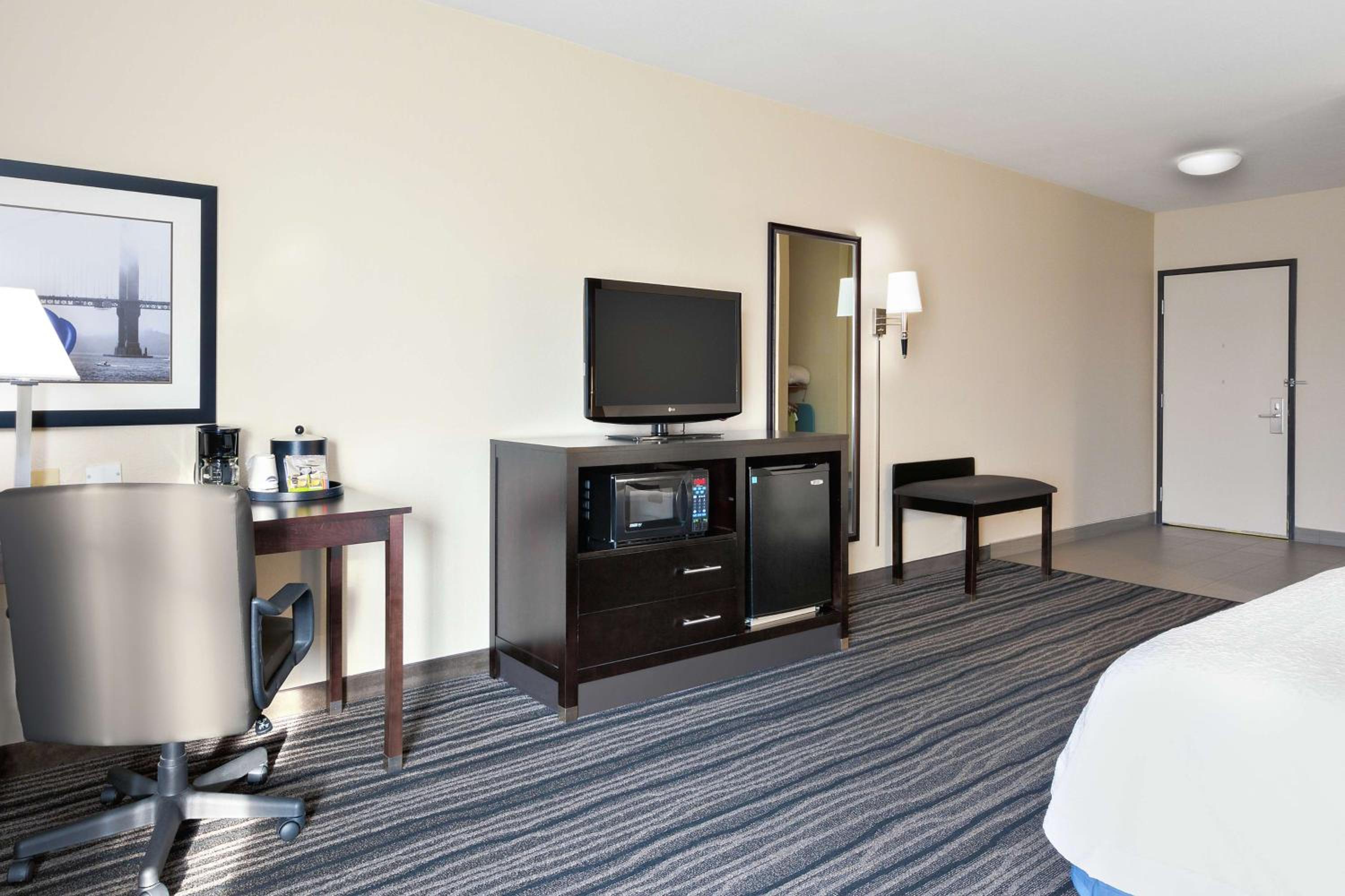 King Room with Accessible Tub - Mobility and Hearing Access/Non-Smoking at Hampton Inn & Suites Mountain View in Mountain View