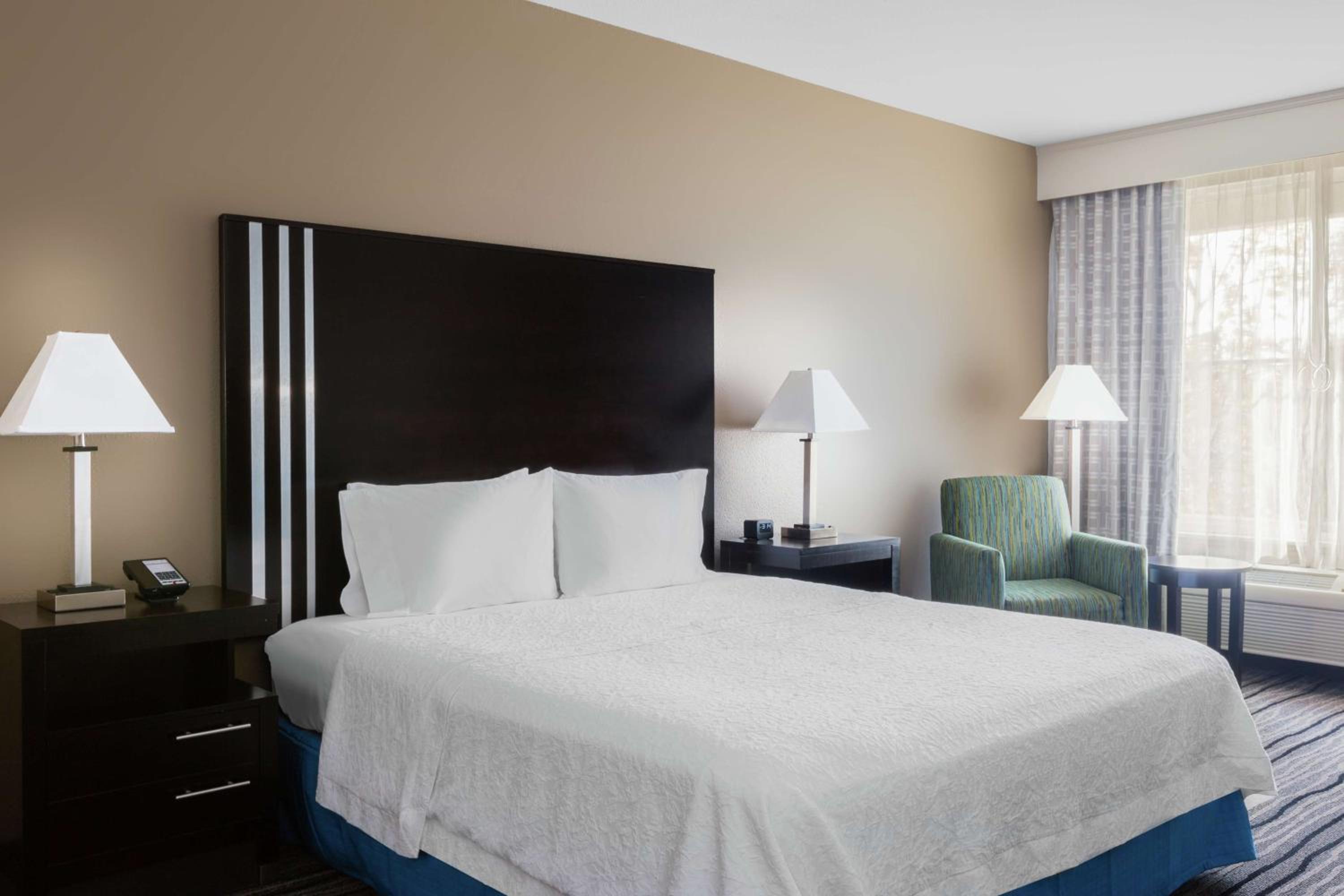 King Room with Accessible Tub - Mobility and Hearing Access/Non-Smoking - Photo 2