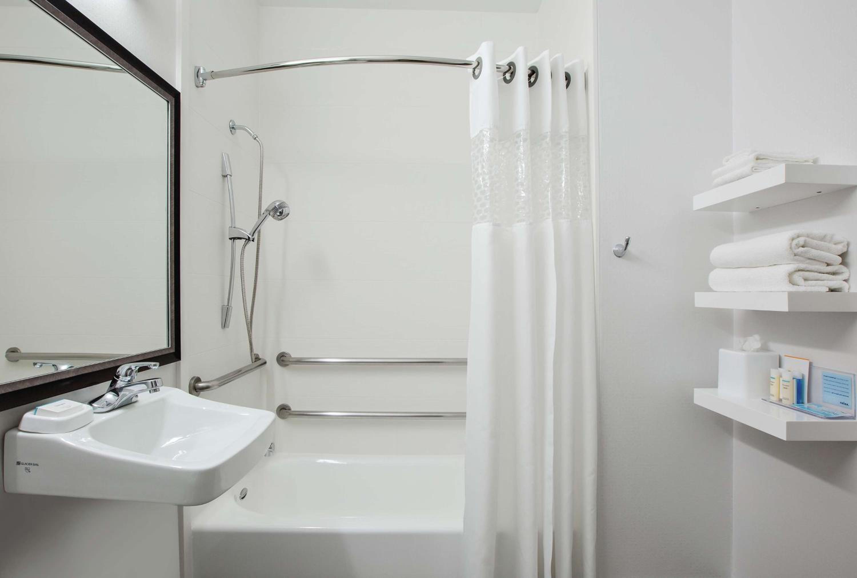 King Room with Accessible Tub - Mobility and Hearing Access/Non-Smoking - Photo 3