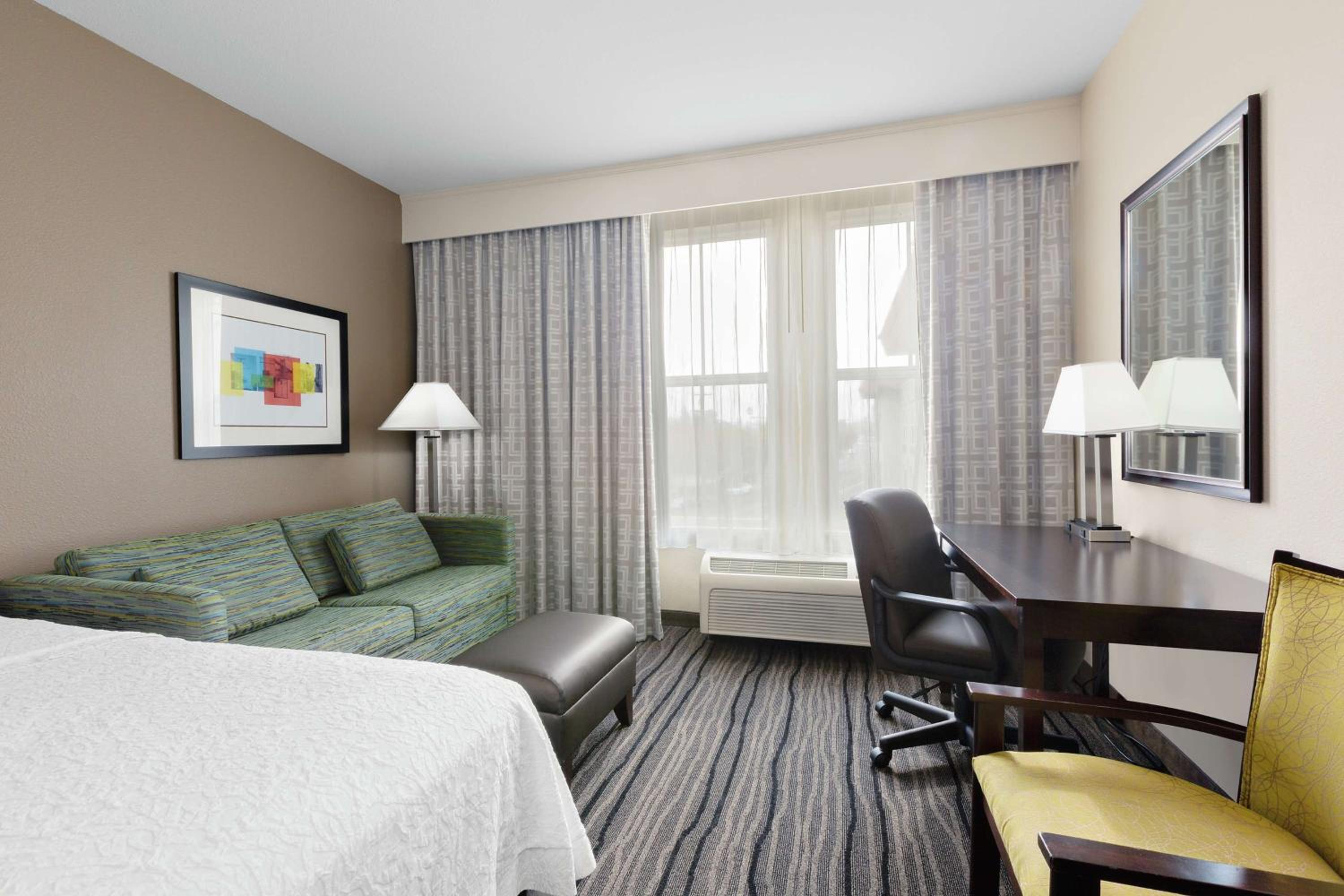 Queen Studio Suite with Two Queen Beds - Non-Smoking - Photo 3