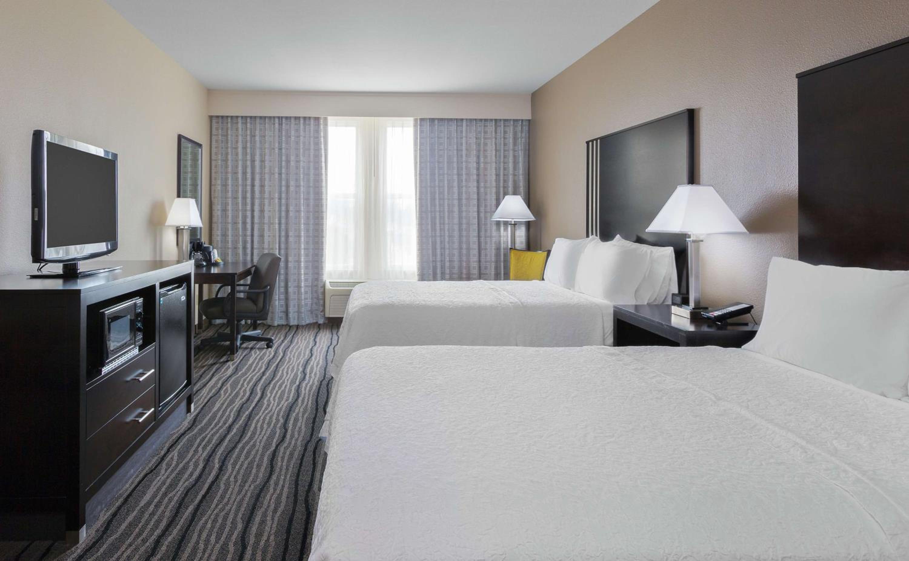 Room with Two Queen Beds - Non-Smoking - Photo 2