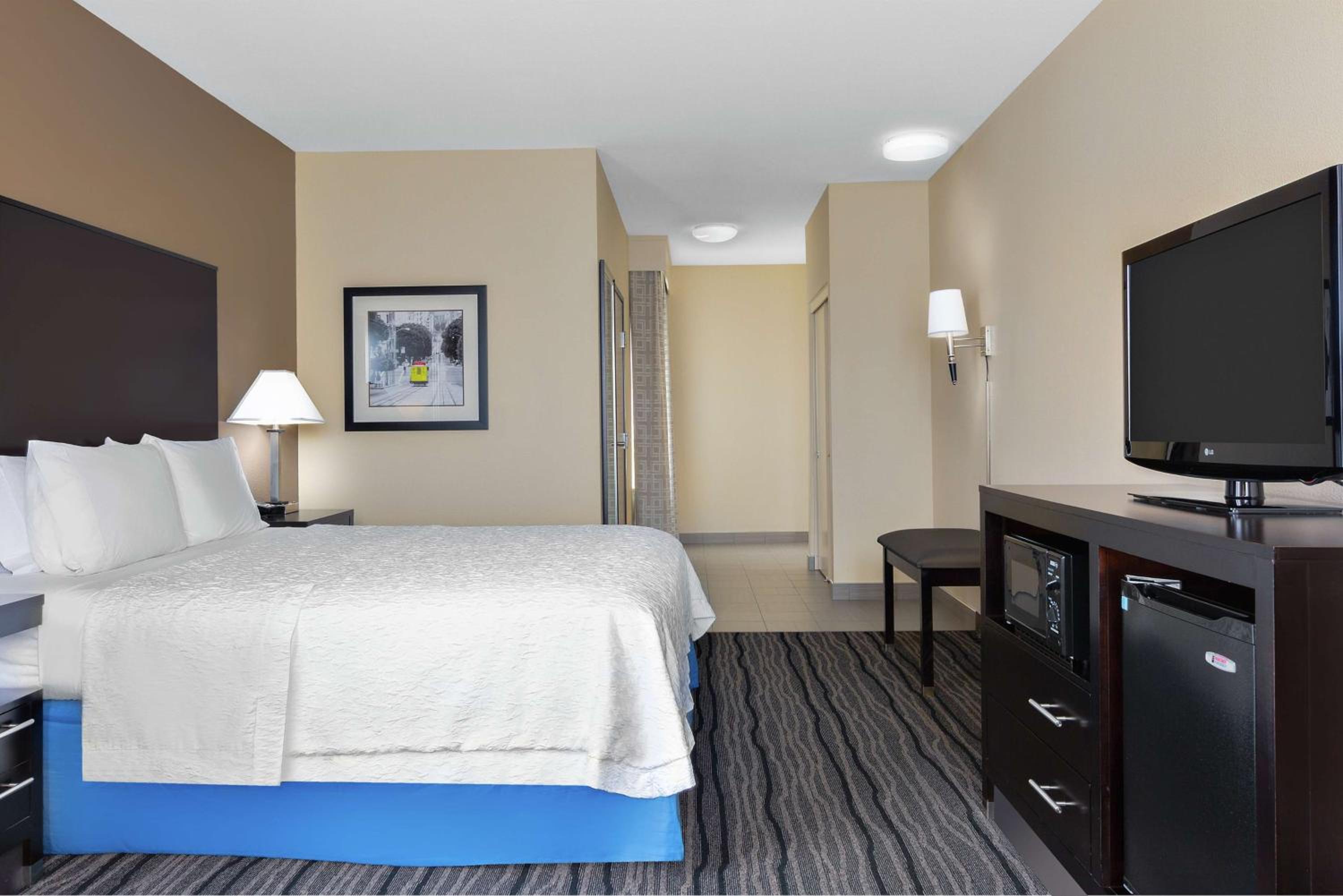 King Room with King Bed - Non-Smoking - Photo 3