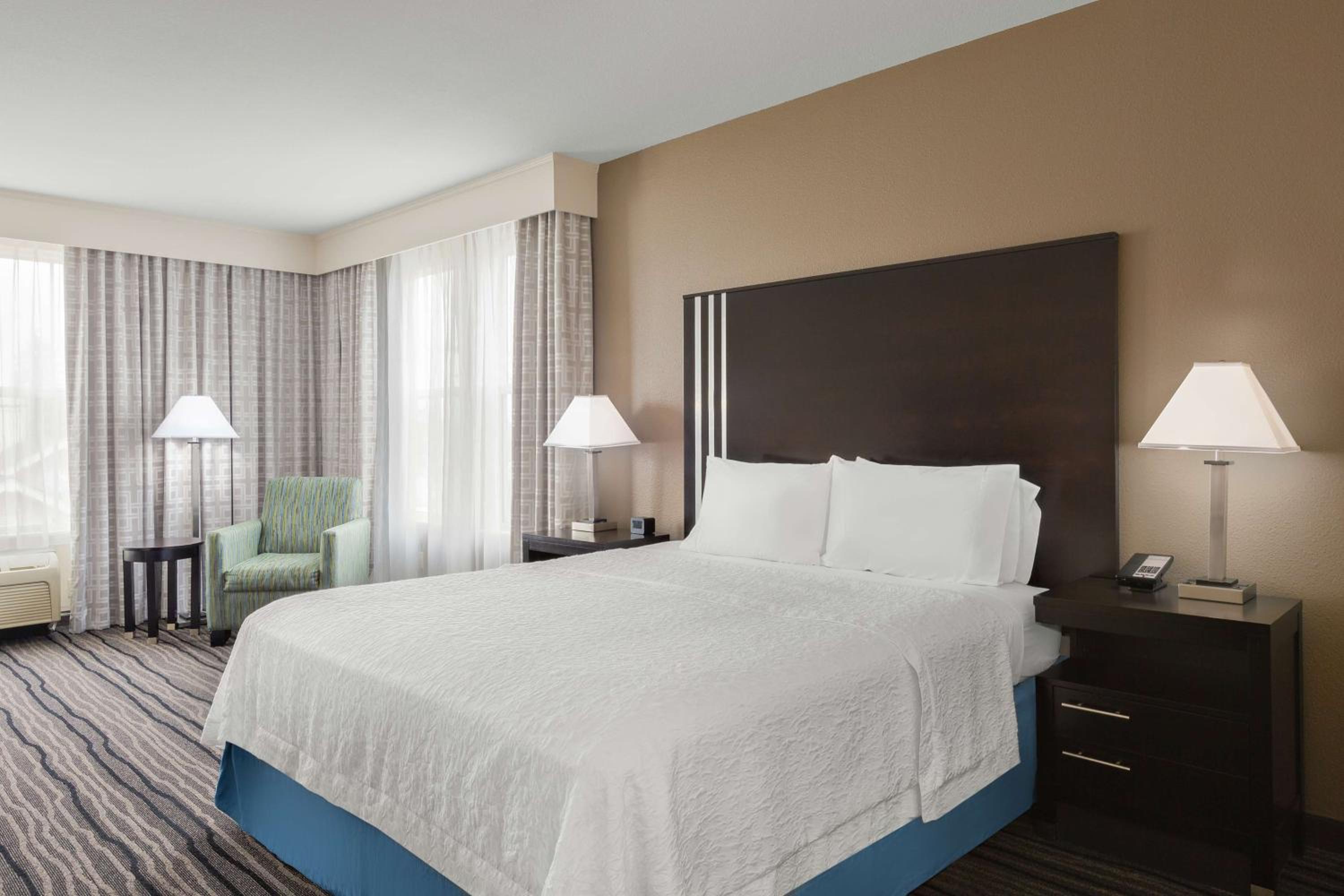 King Room with King Bed - Non-Smoking - Photo 4