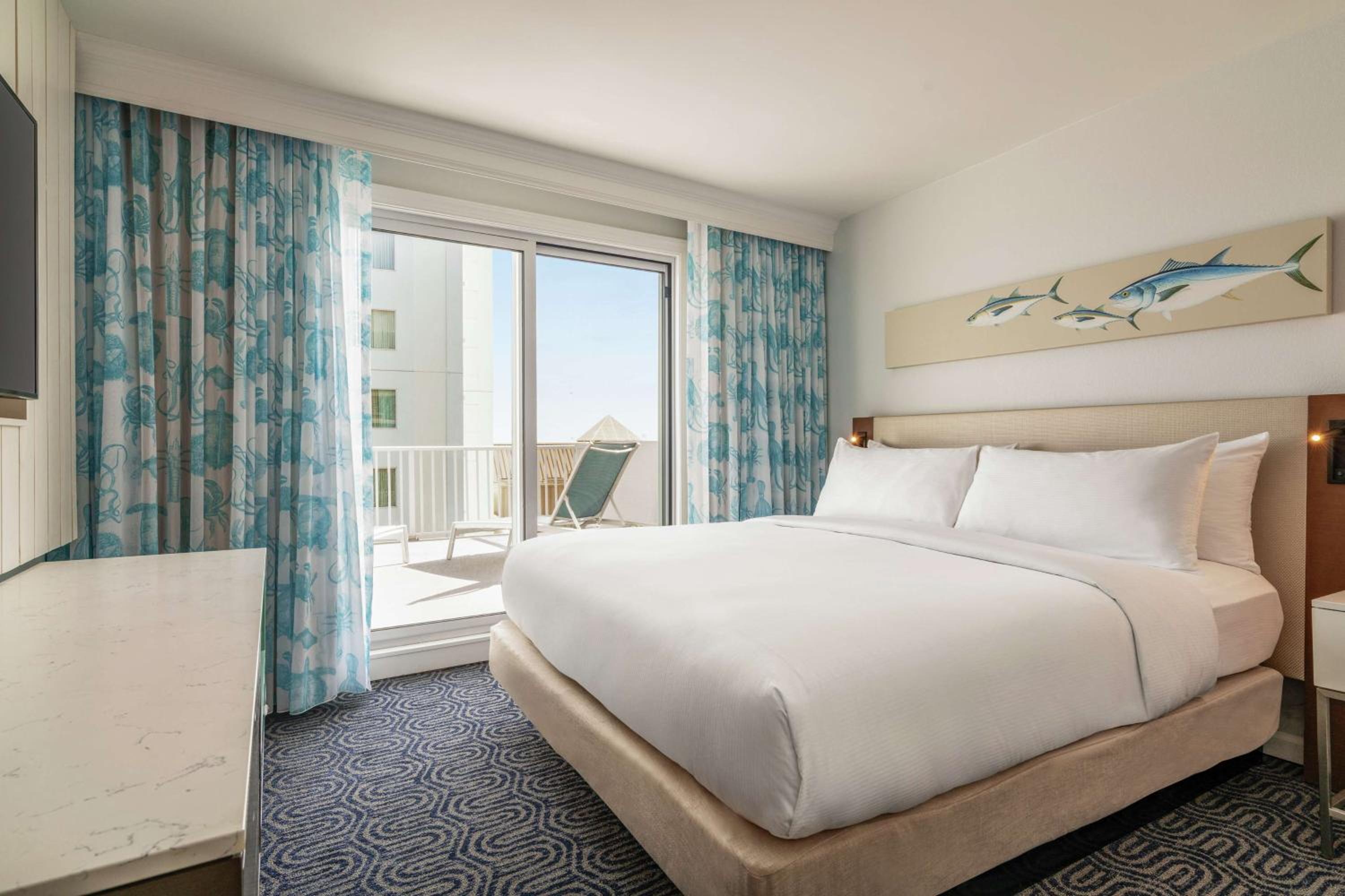 Junior King Suite with Kitchen and Balcony - Partial Ocean View - Photo 1