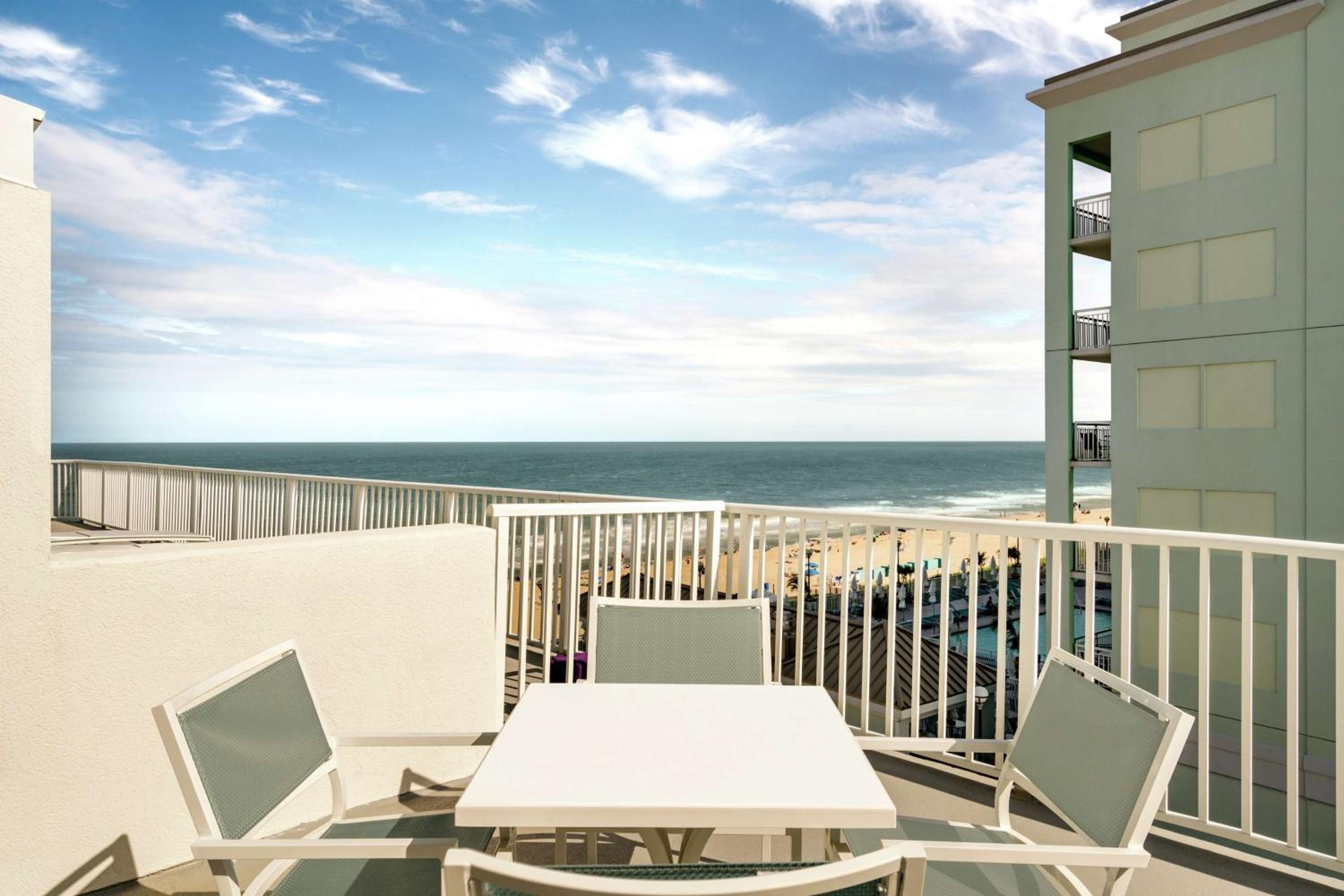 Junior King Suite with Kitchen and Balcony - Partial Ocean View - Photo 5
