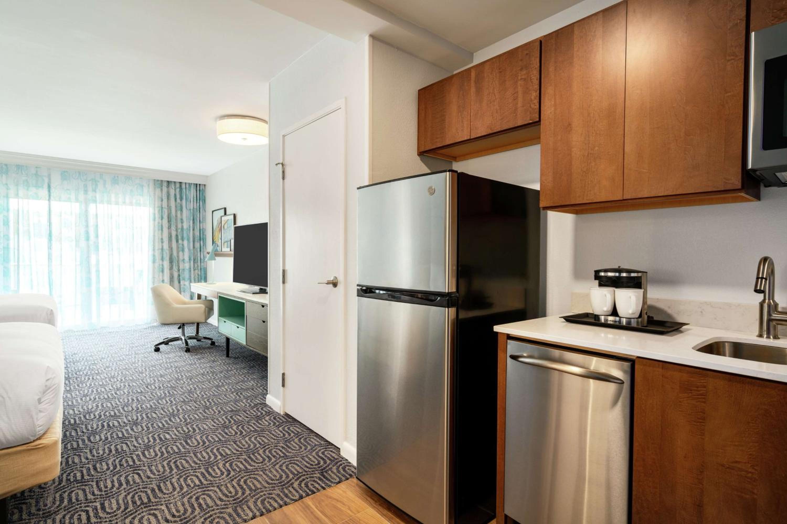 Queen Room with Two Queen Beds and Kitchen - Partial Ocean View - Photo 2