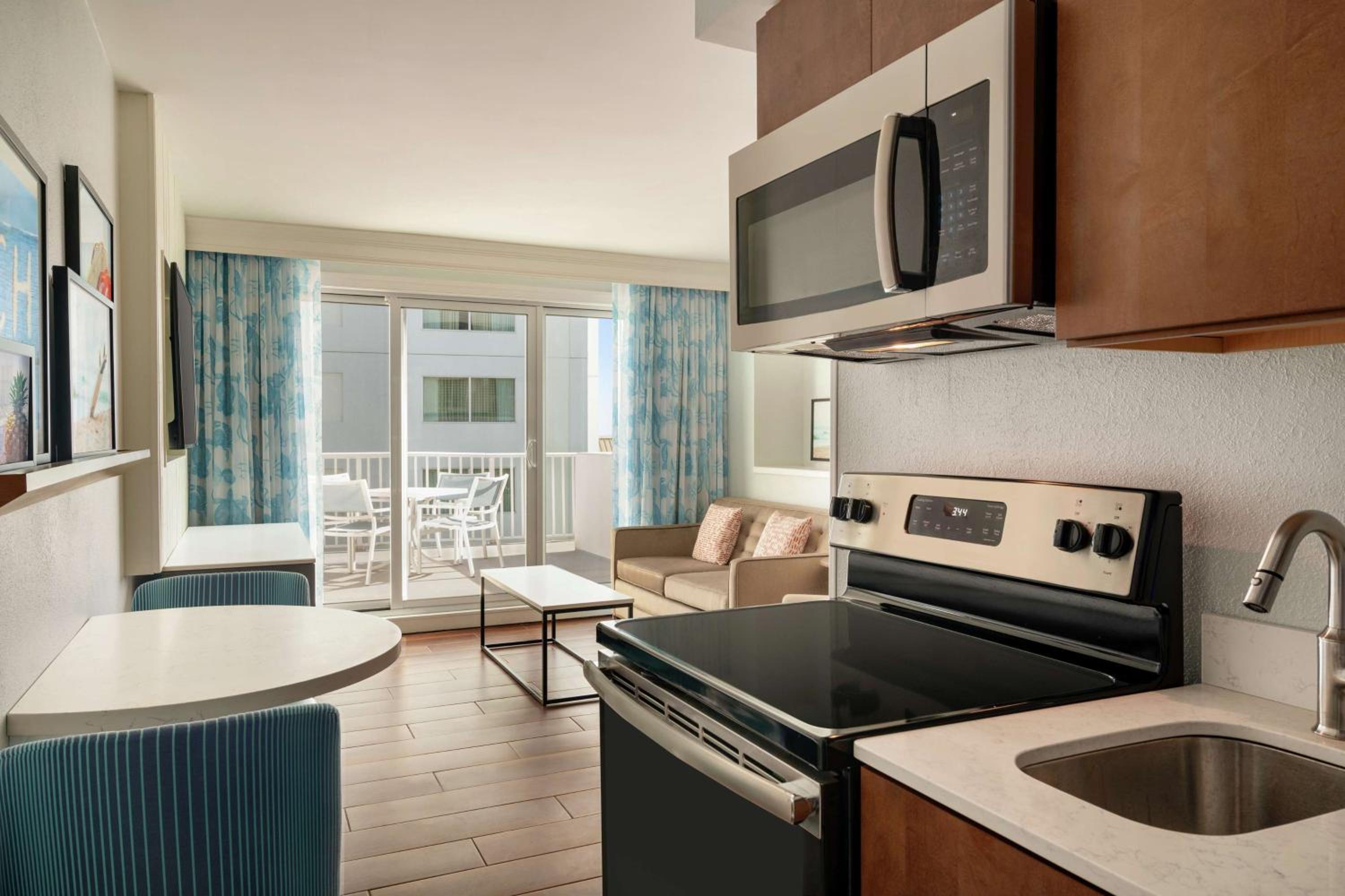 Junior King Suite with Kitchen and Balcony - Partial Ocean View - Photo 4